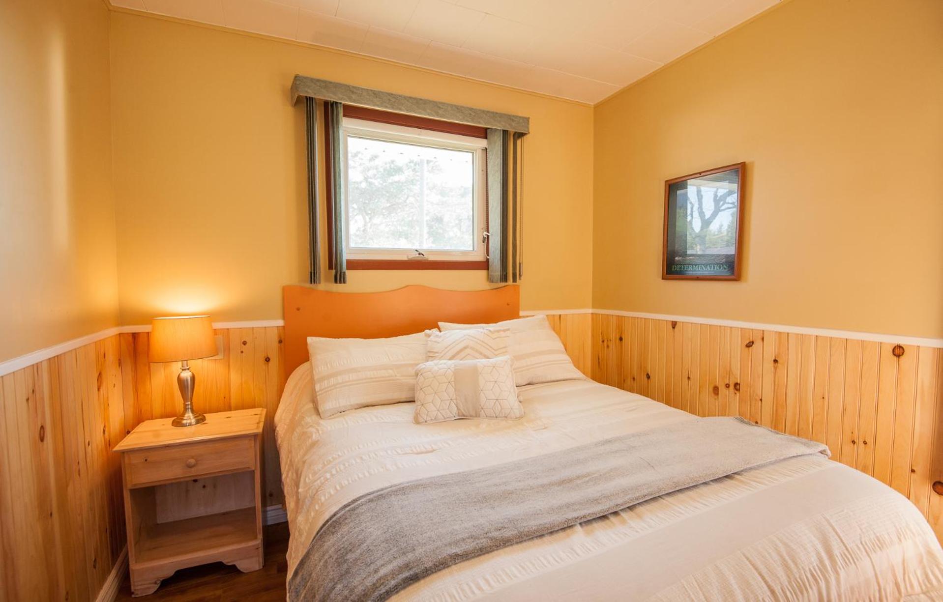 Three-Bedroom Deluxe Cottage photo 2