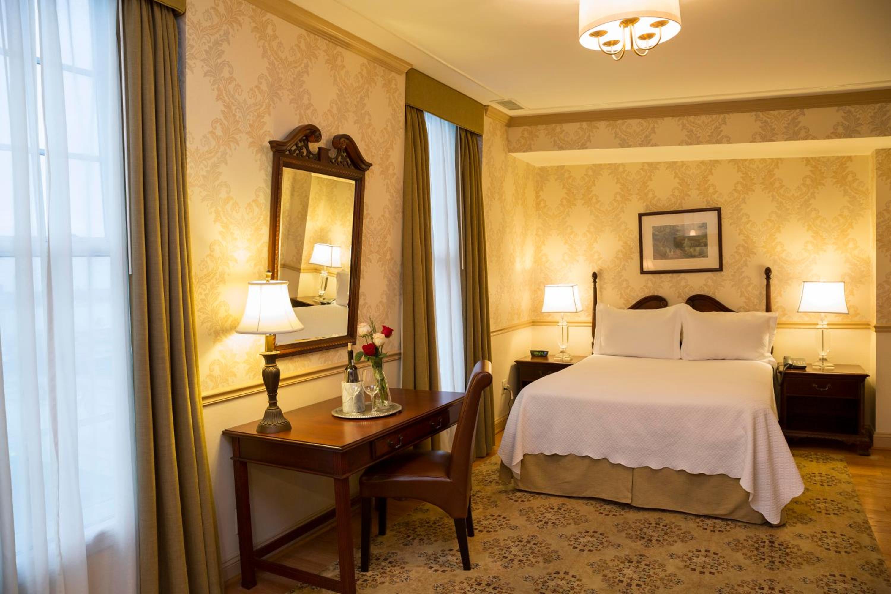 Premium Queen Room thumbnail 6