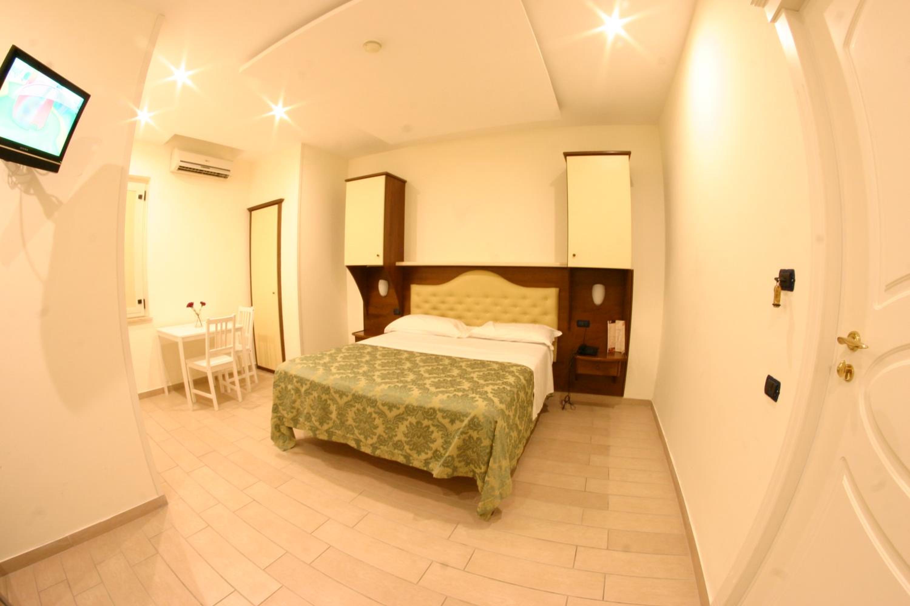 Quadruple Room - Photo 3