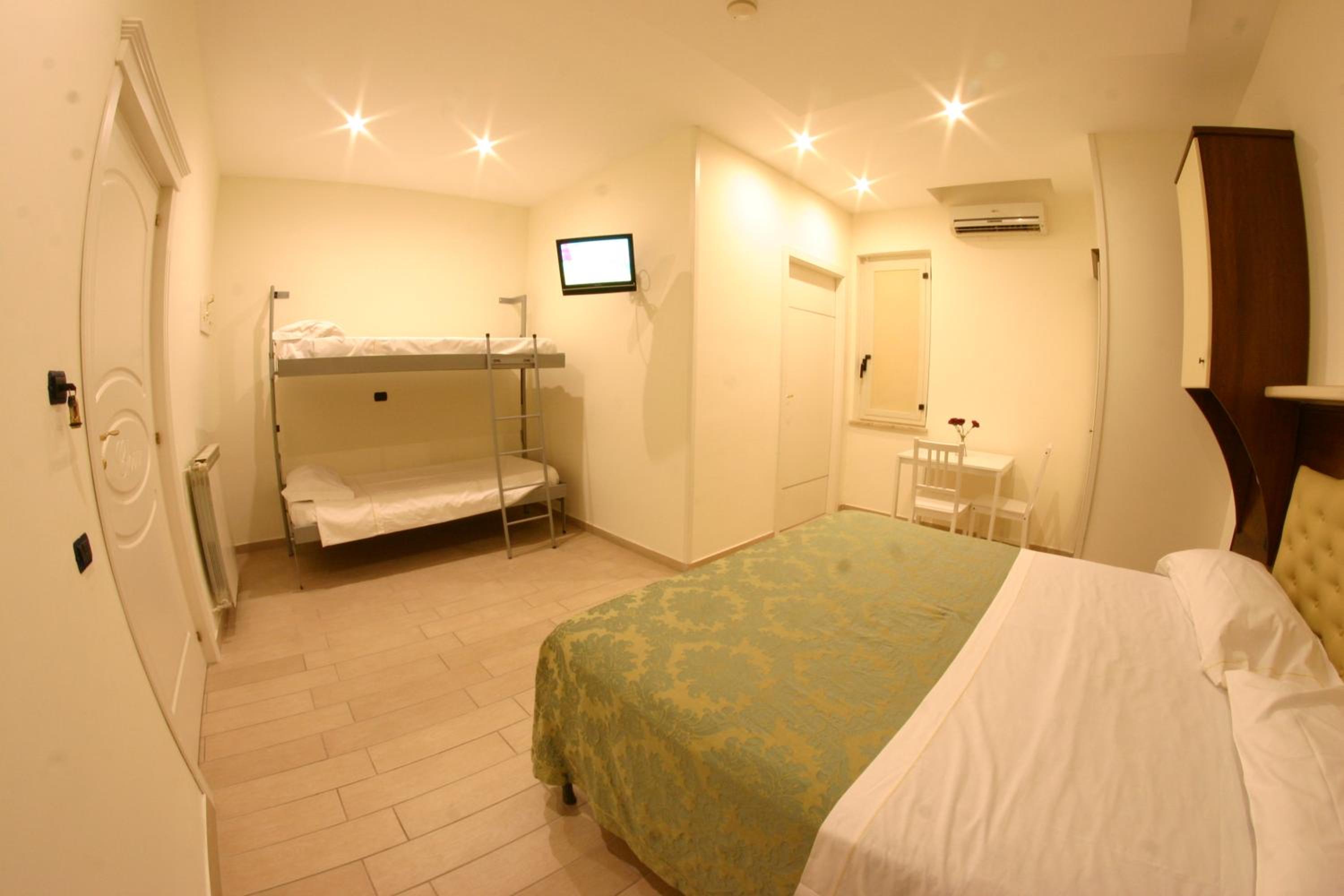 Quadruple Room - Photo 1