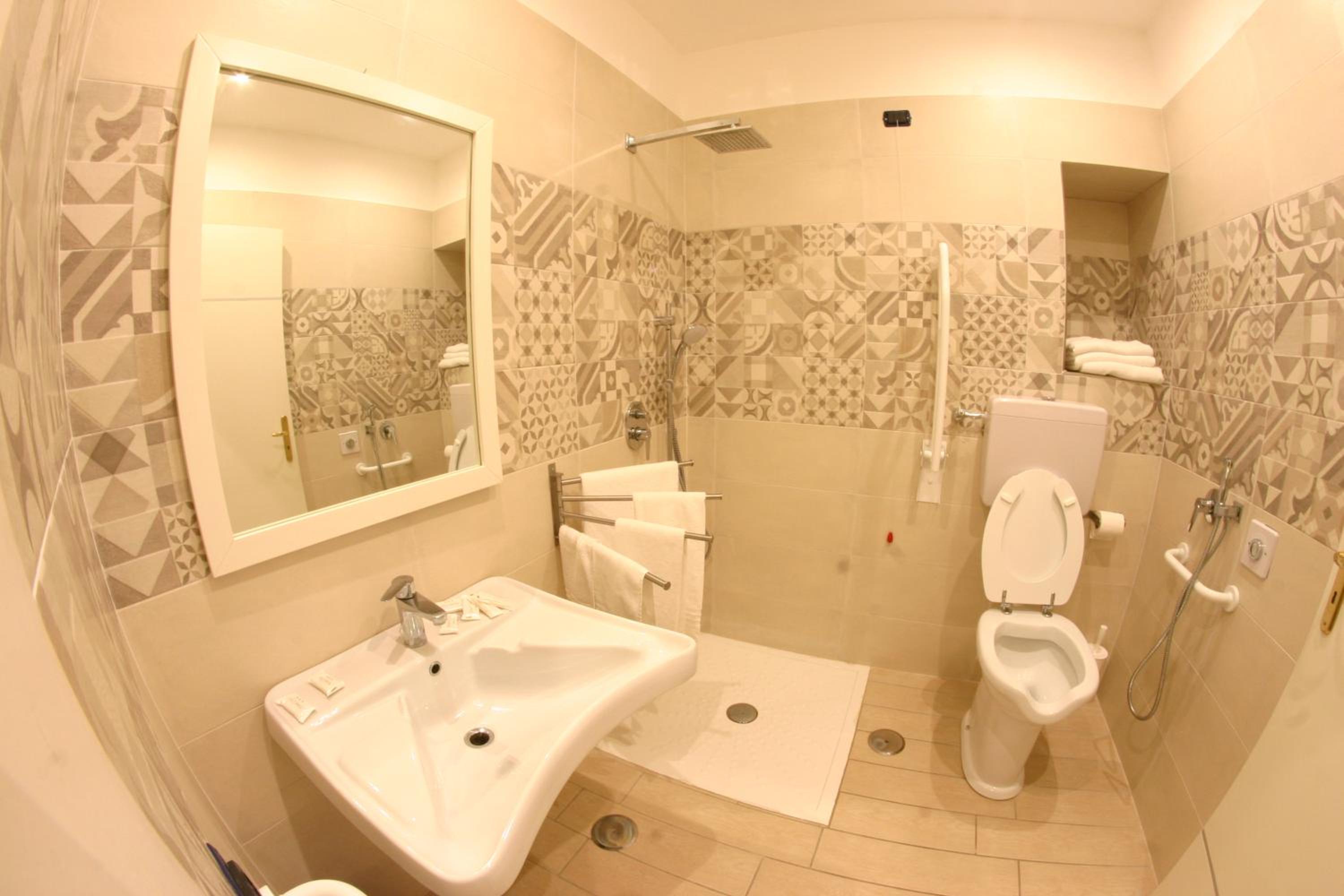 Quadruple Room - Photo 5