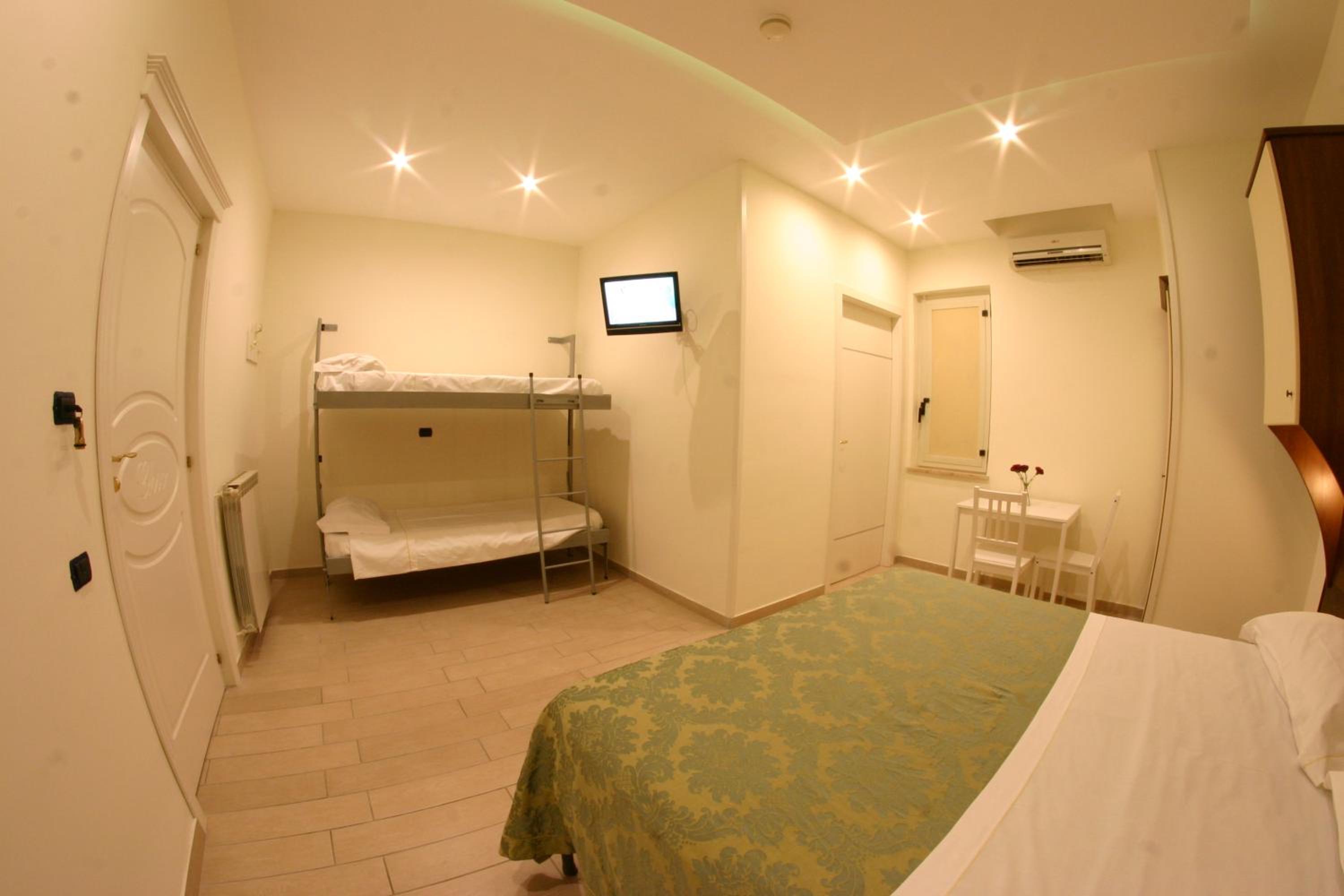 Quadruple Room - Photo 2