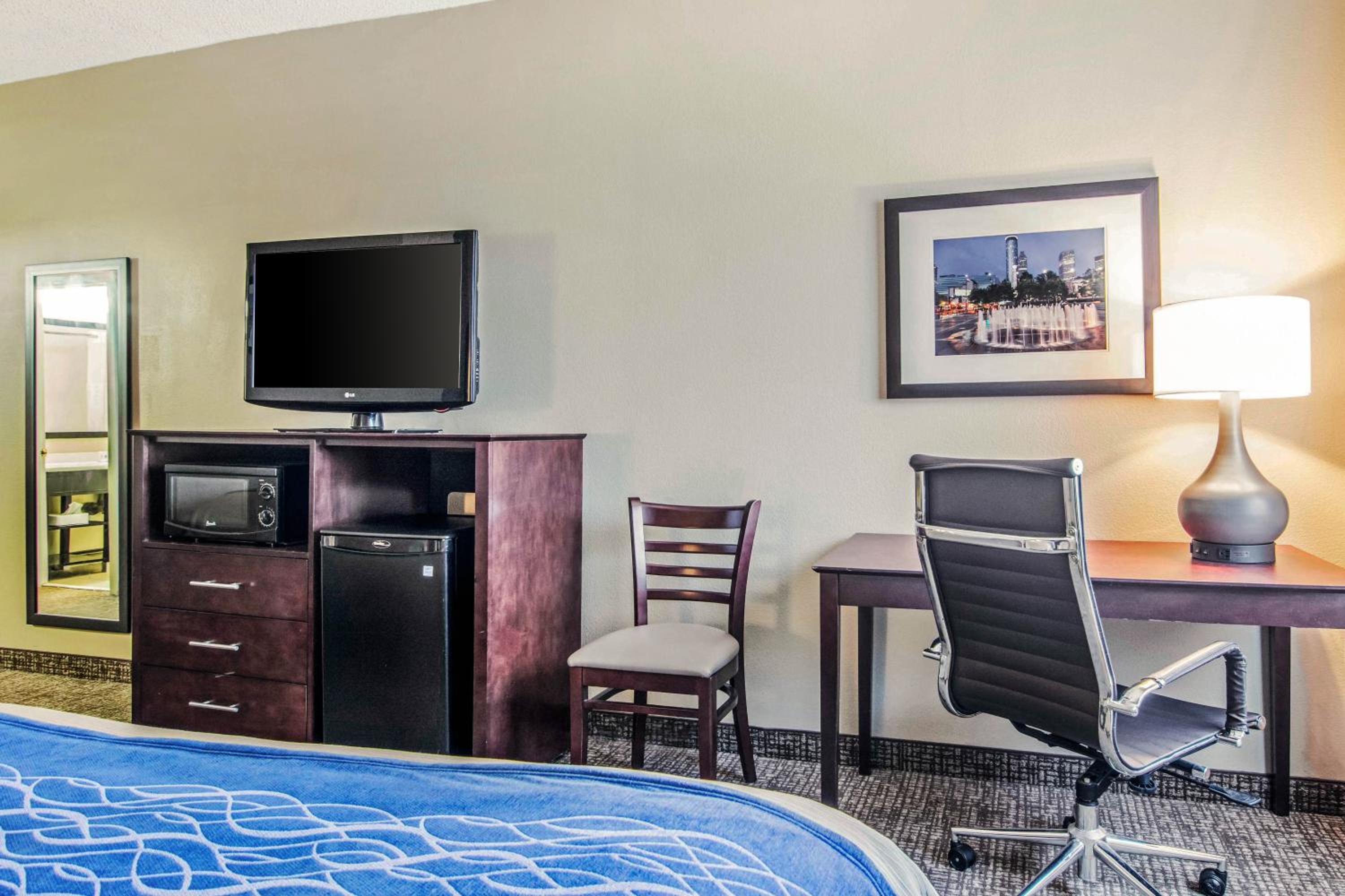 Queen Room with Two Queen Beds - Non-Smoking - Photo 3