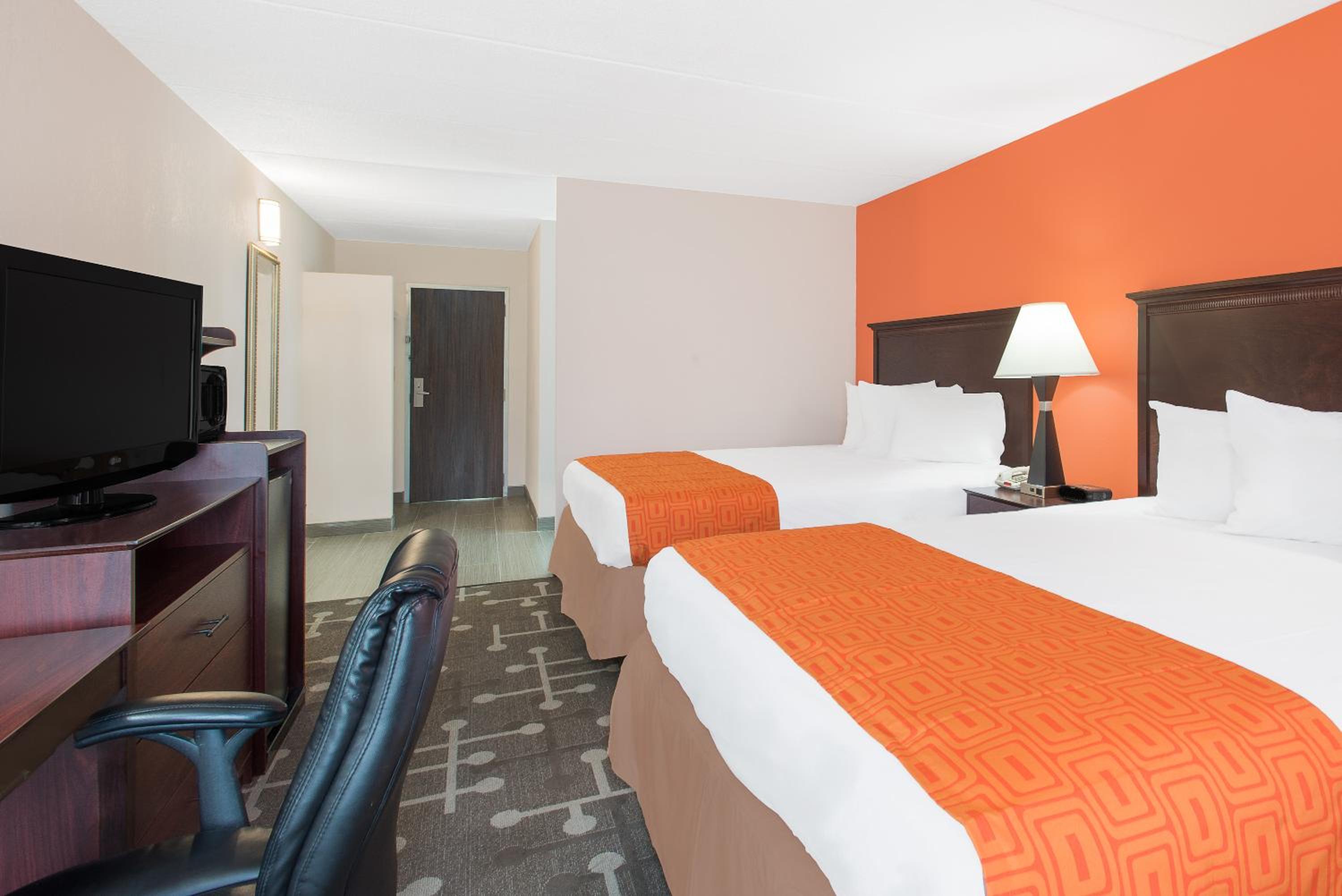 Queen Room with Two Queen Beds - Non-Smoking photo 2
