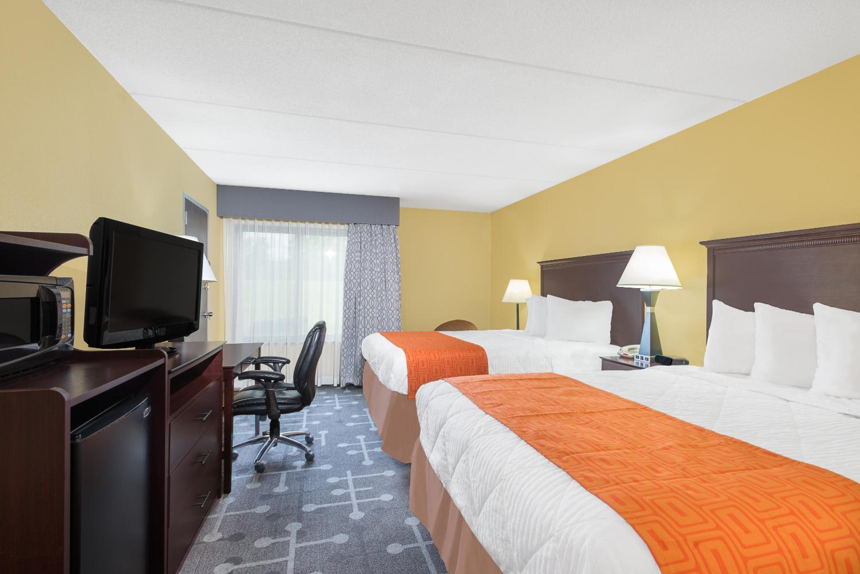 Queen Room with Two Queen Beds - Non-Smoking photo 3