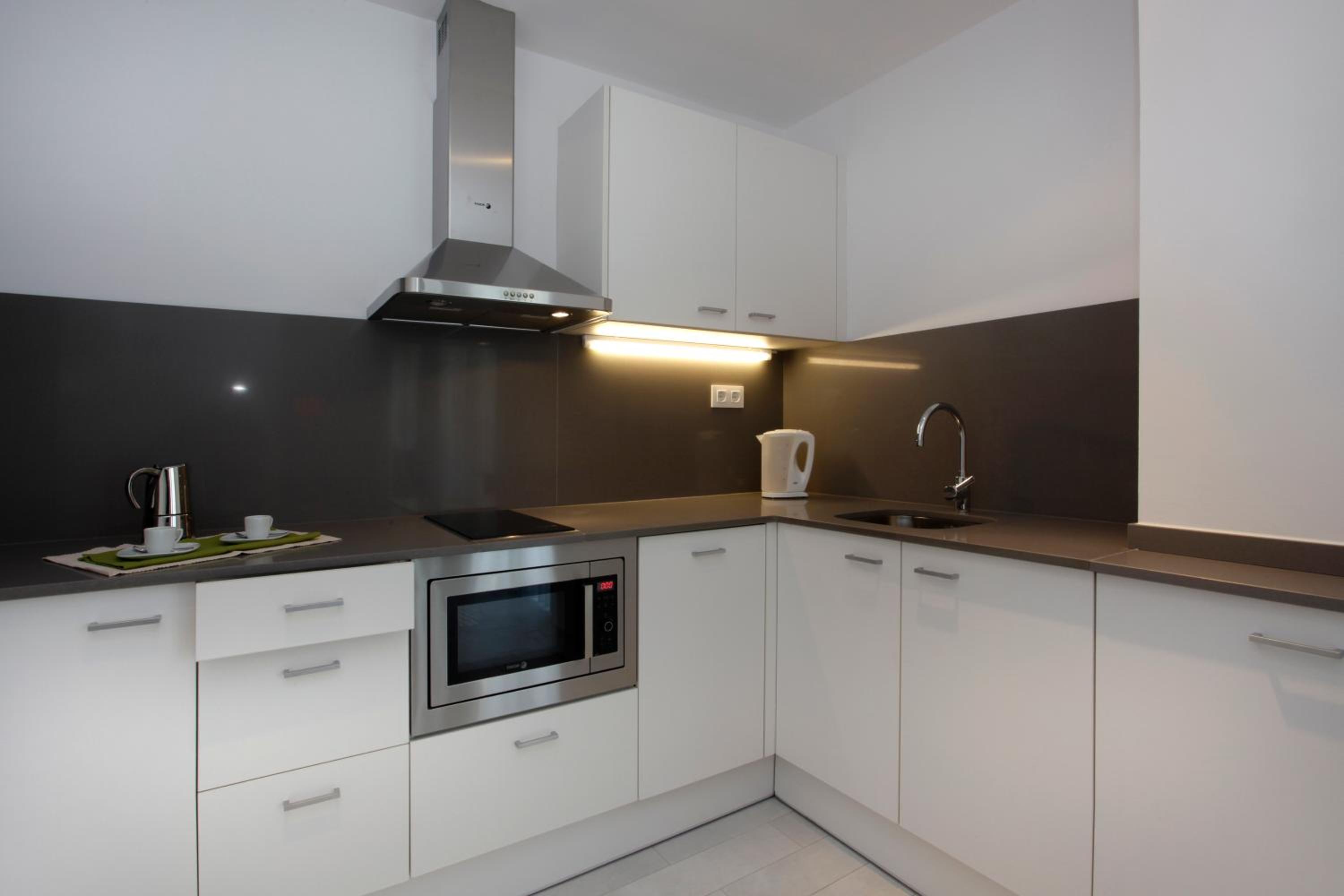 Deluxe Two-Bedroom Apartment with Balcony photo 3