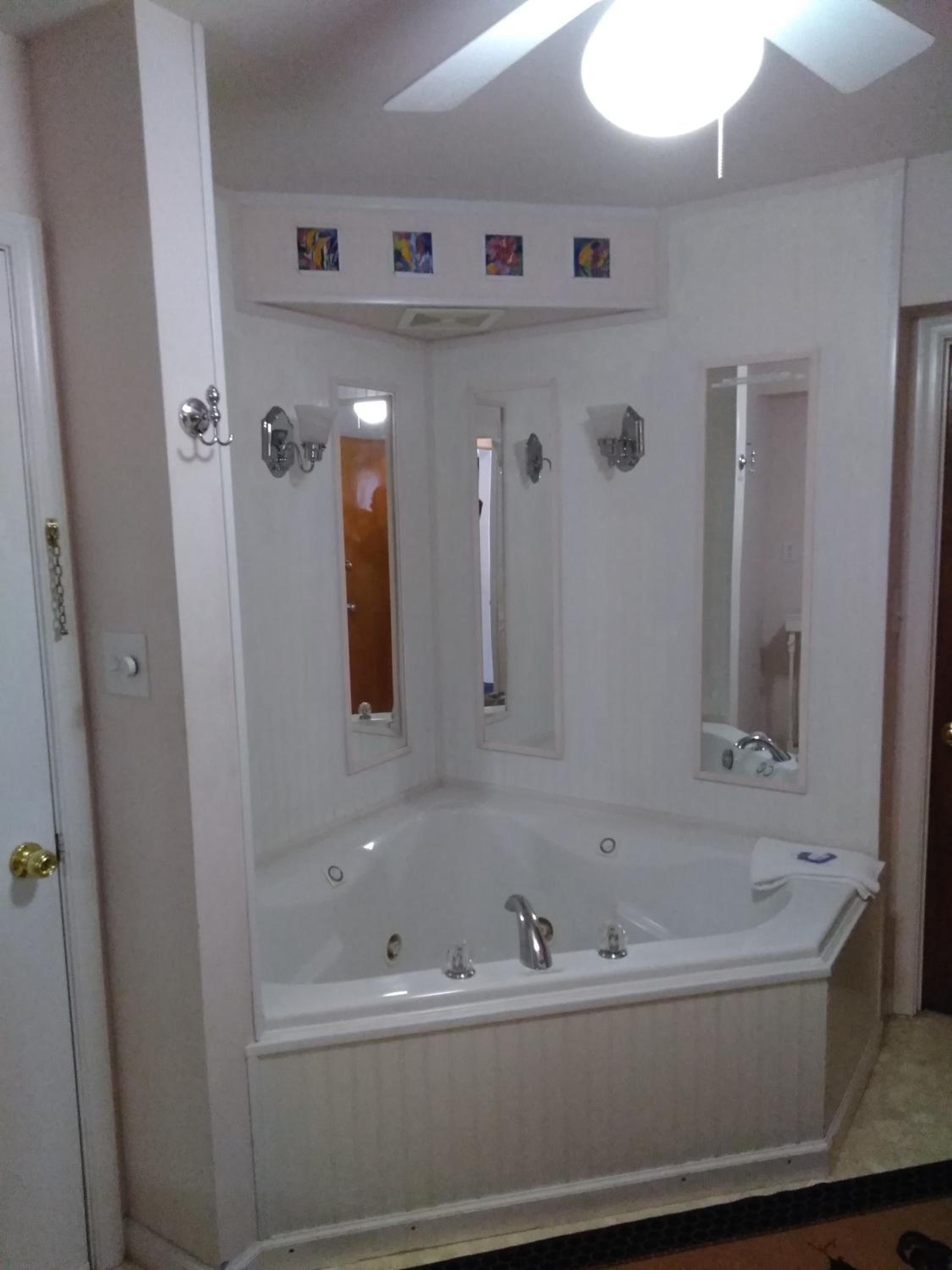 Queen Suite with Fireplace photo 3