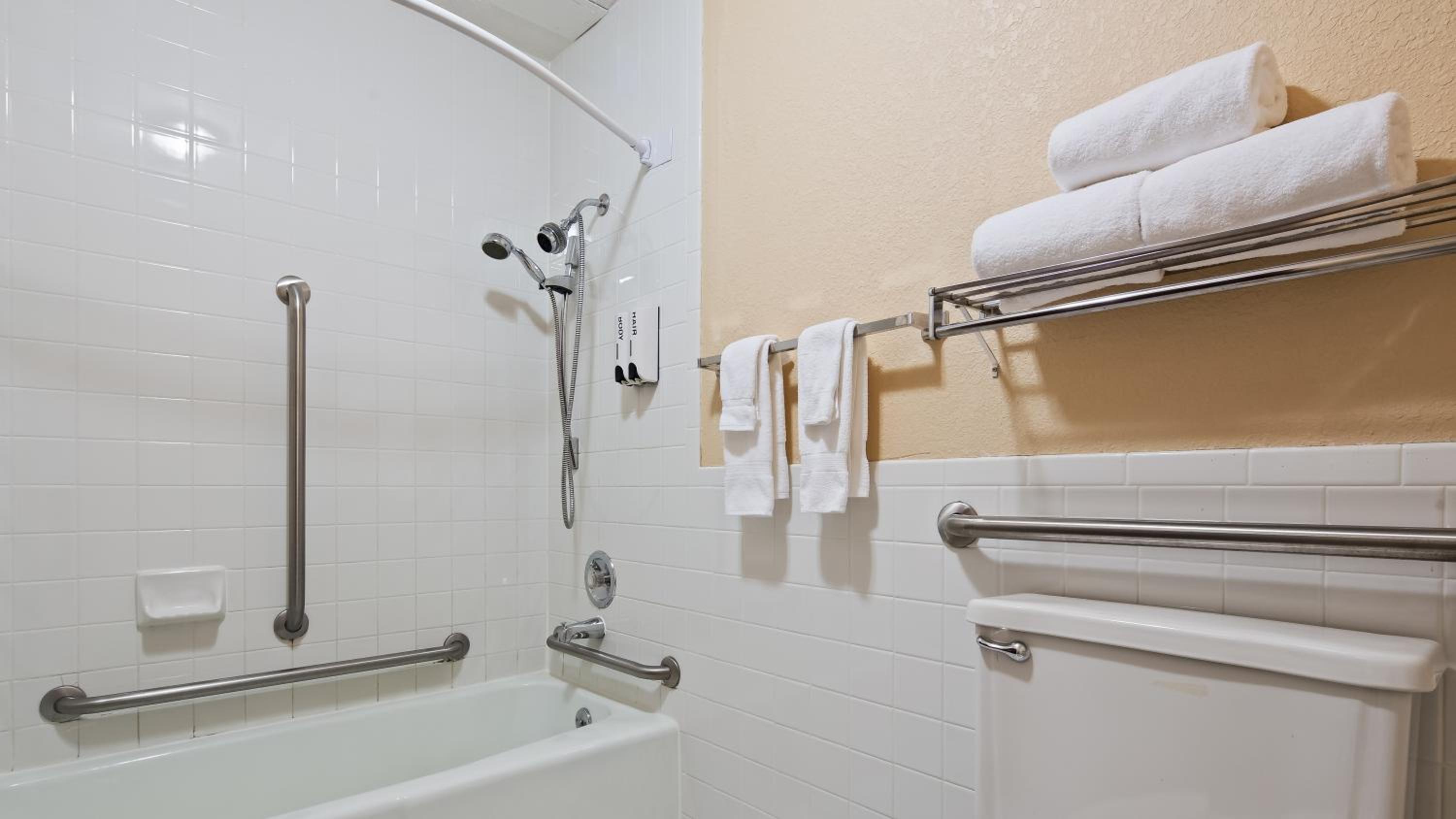 Queen Room with Bathtub w/Grab Bars - Mobility Accessible/Non-Smoking - Photo 2