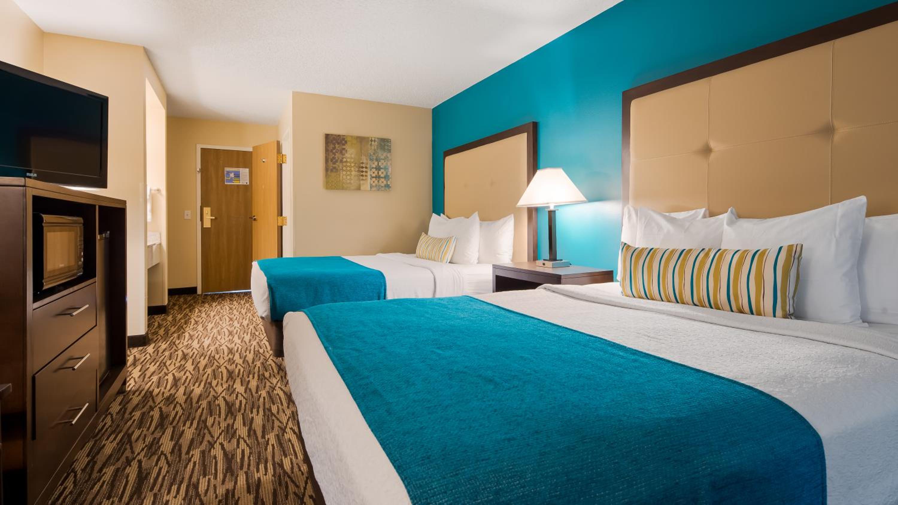 Queen Room with Two Queen Beds - Non-Smoking photo 3
