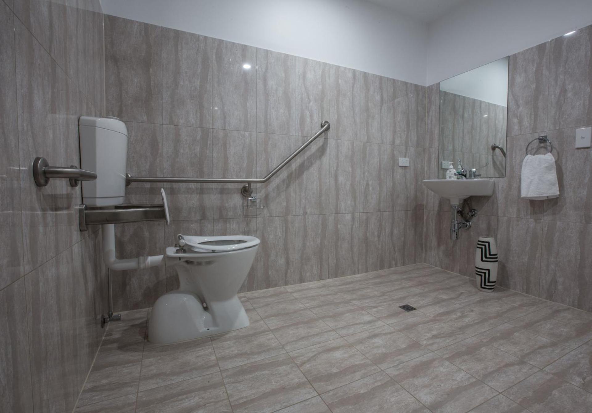 Deluxe Two-Bedroom/ One-Bathroom Apartment - Disability Access - Non Pet Friendly thumbnail 5