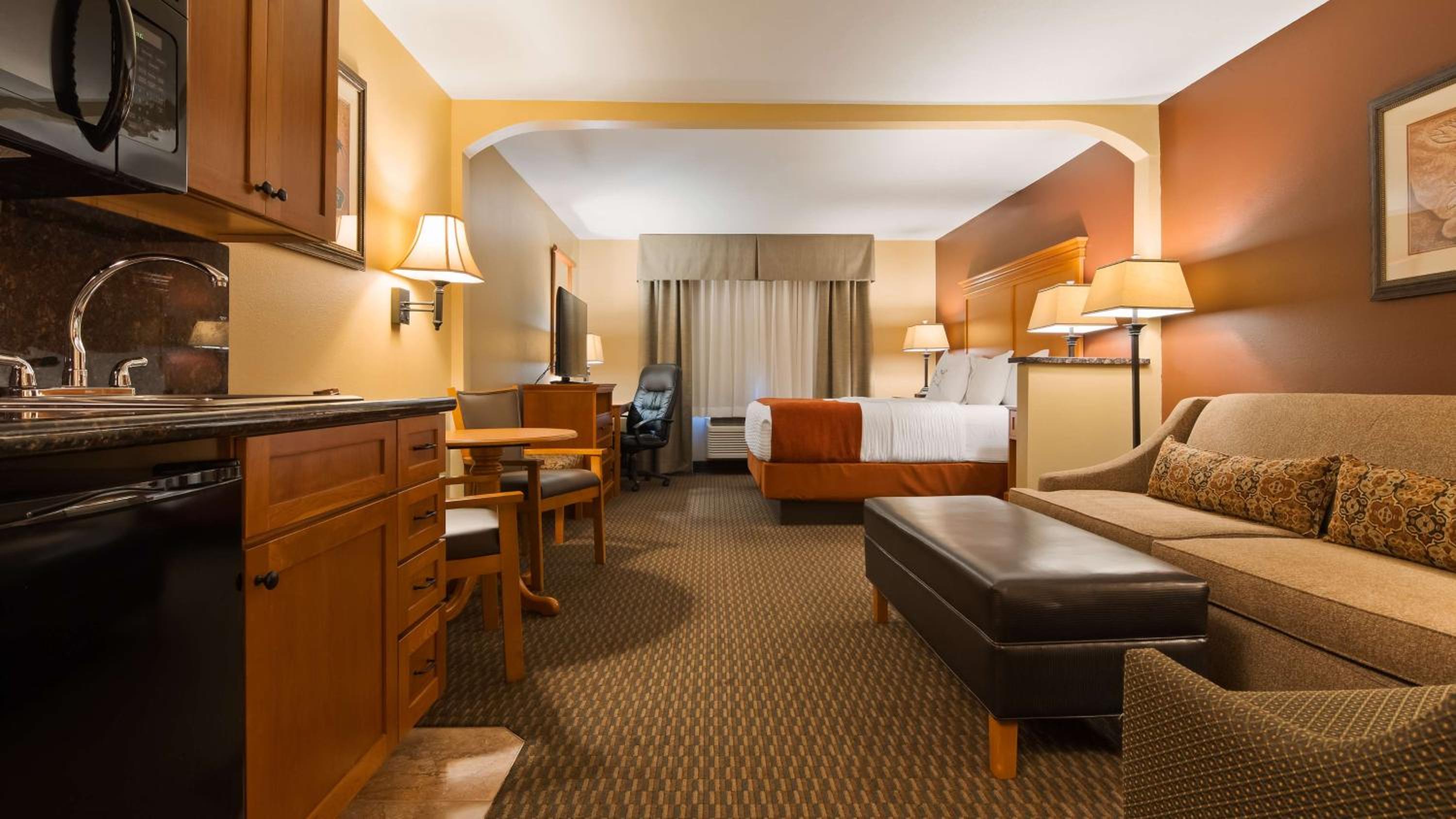 Queen Room with Two Queen Beds and Kitchenette photo 3