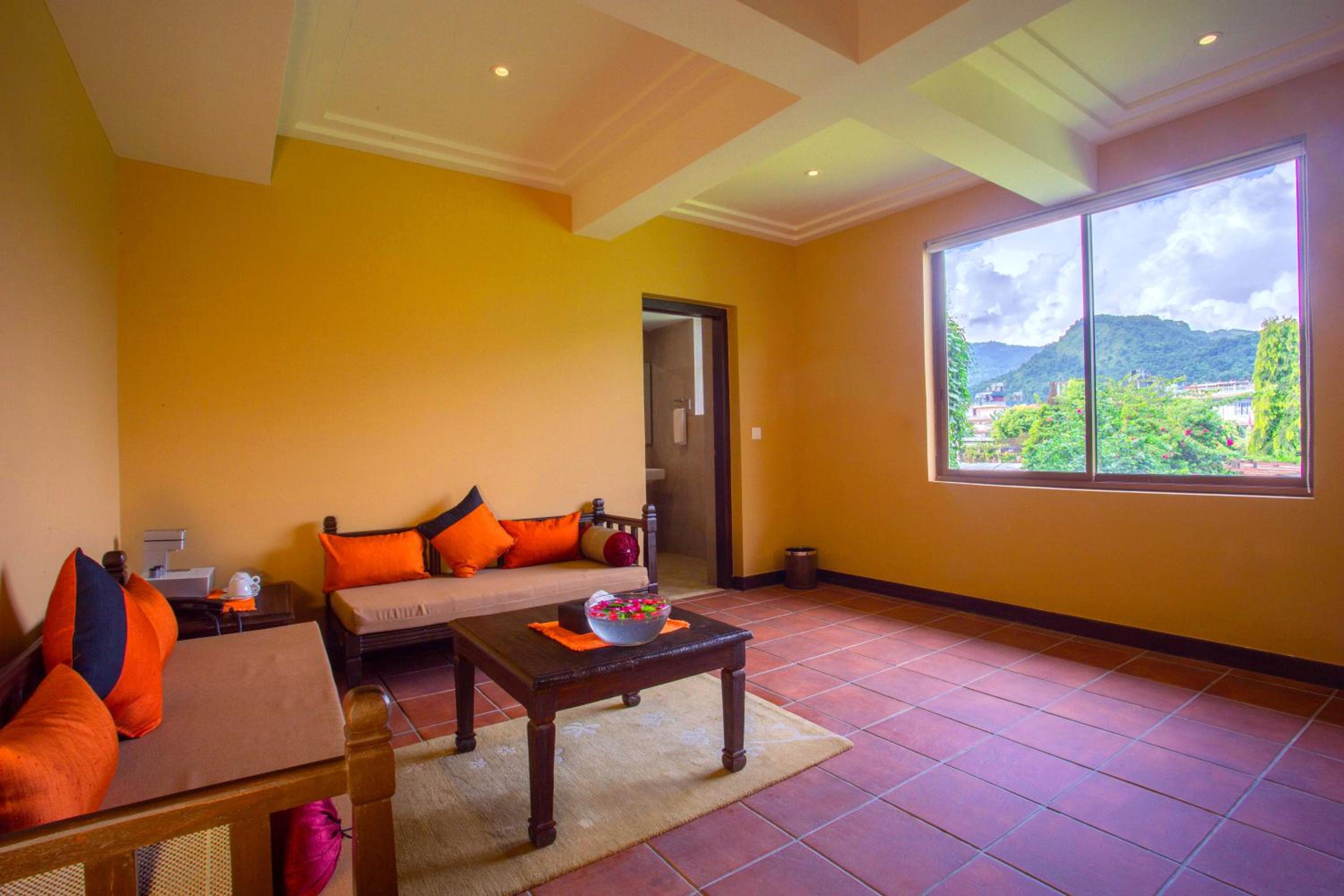 Executive Suite with Balcony - Photo 18