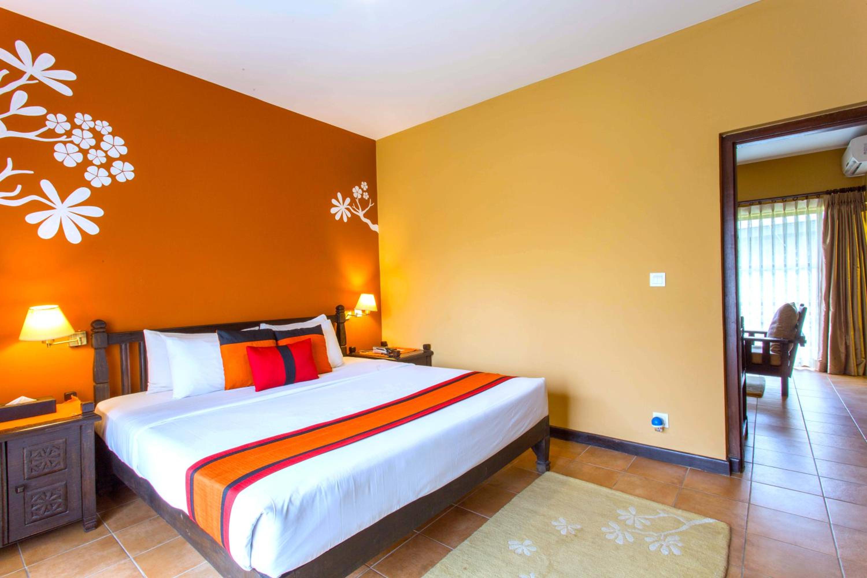 Executive Suite with Balcony - Photo 13
