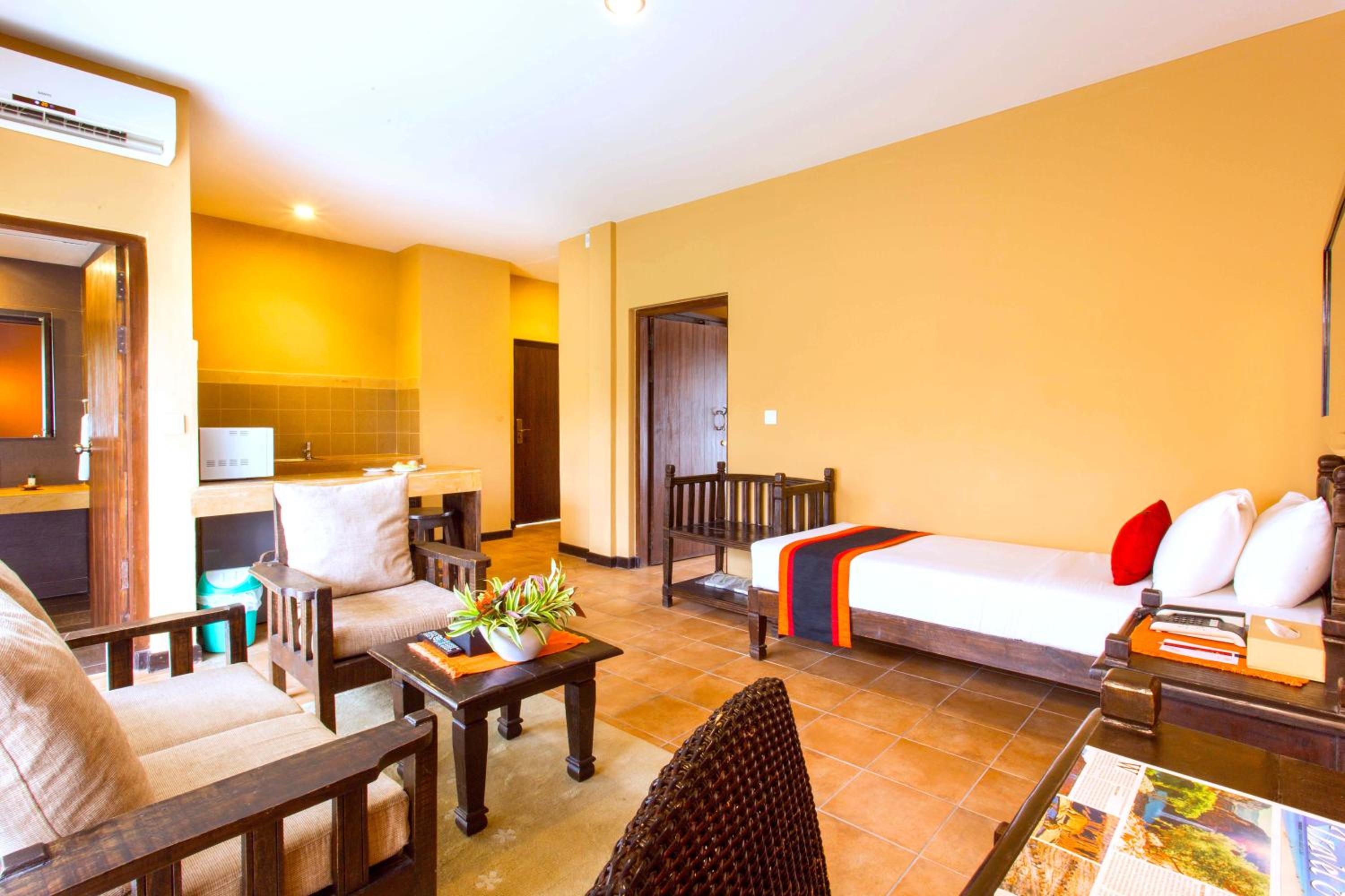 Family Suite with Balcony - Photo 5