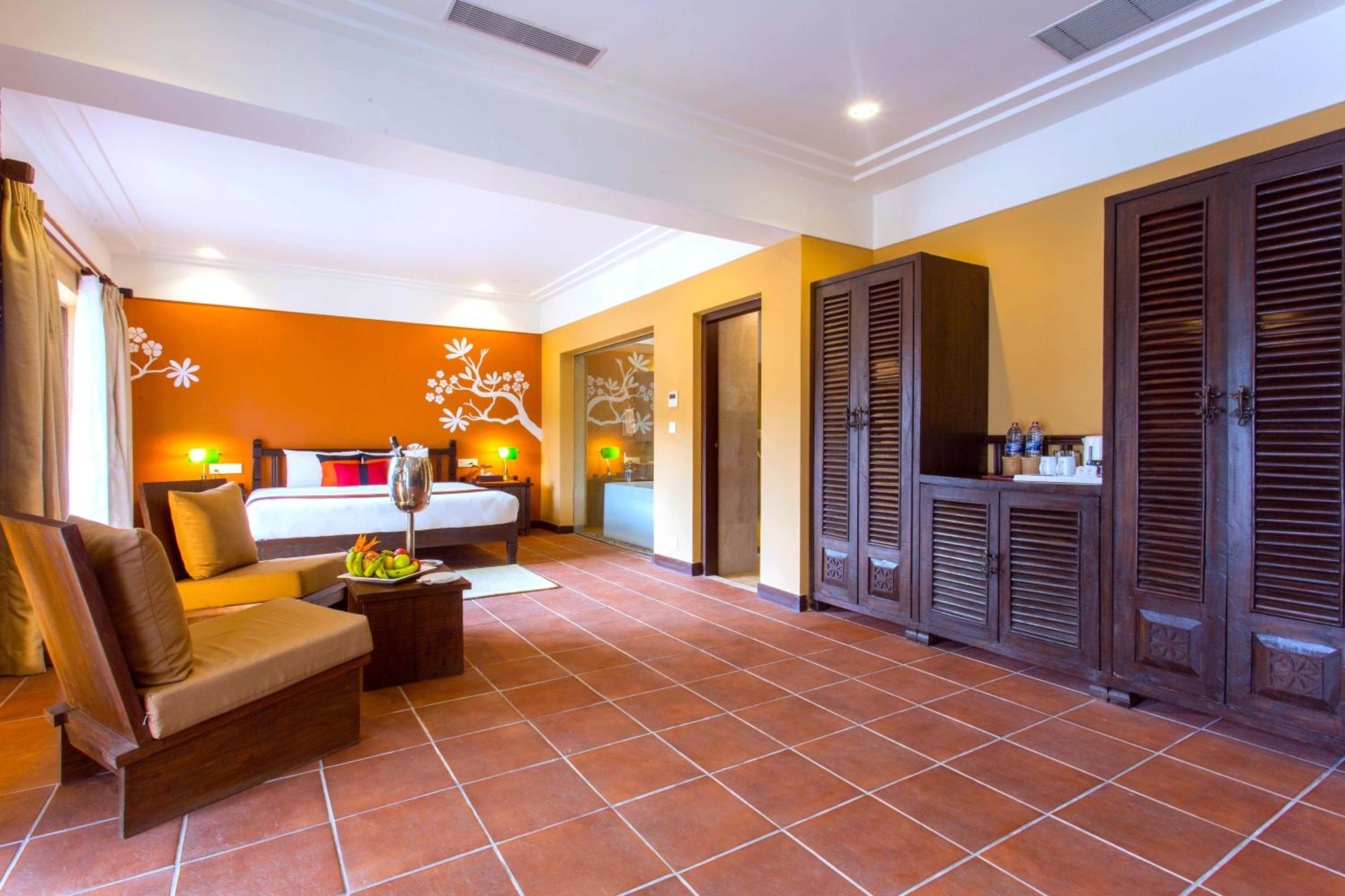 Executive Suite with Balcony - Photo 14