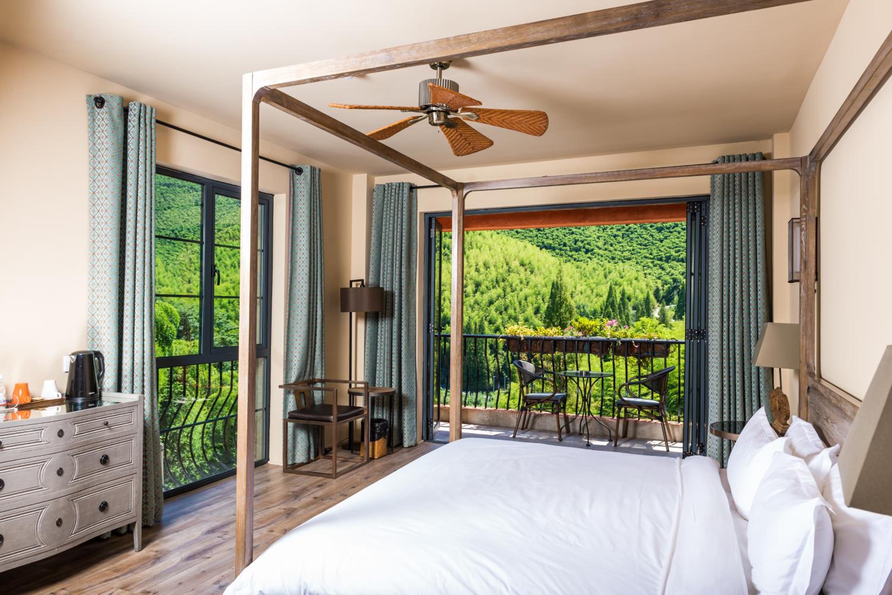 Deluxe Mountain View Room