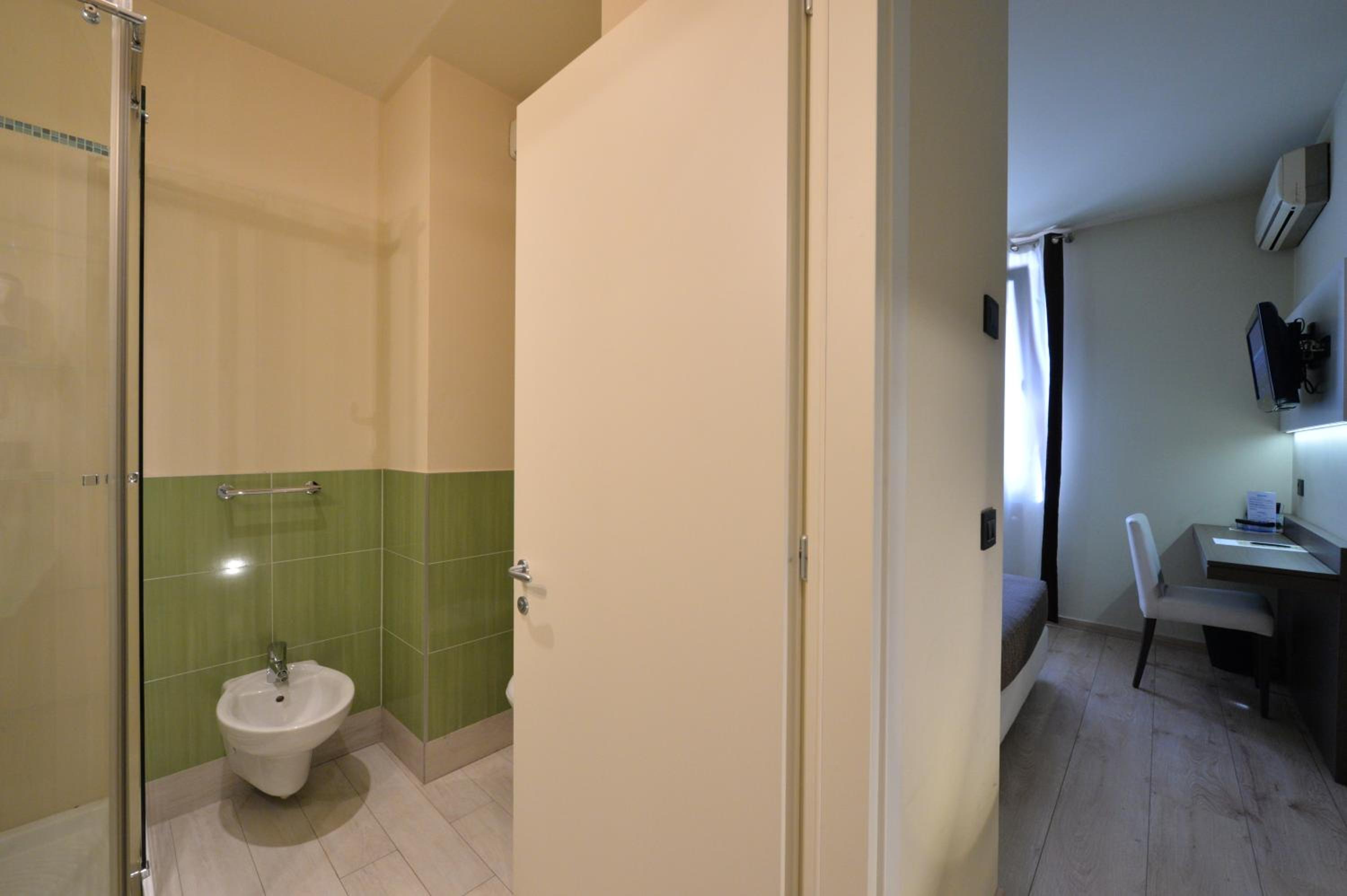 Single Room with Private Bathroom photo 2