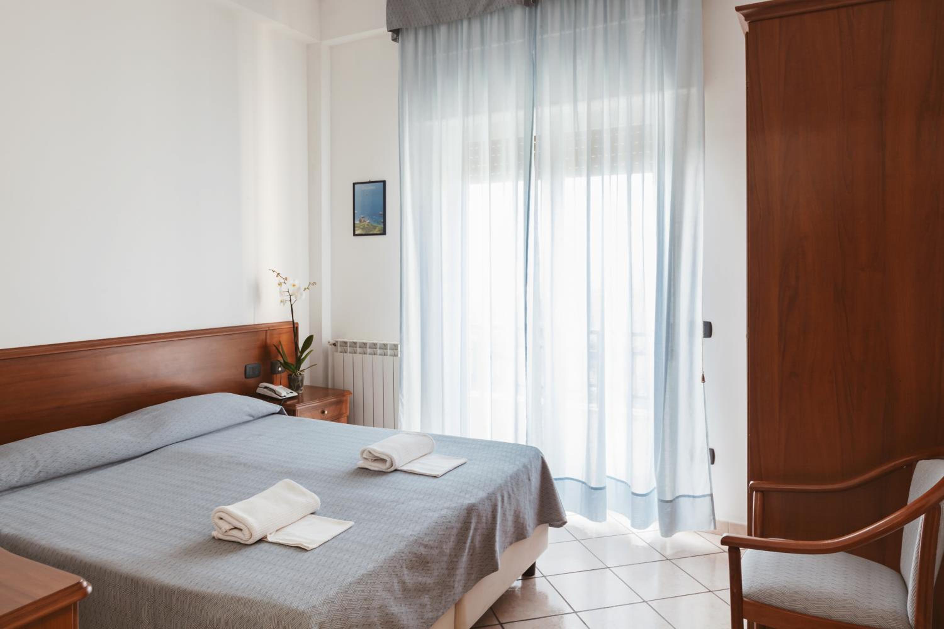 Deluxe Double Room With Balcony And Sea View