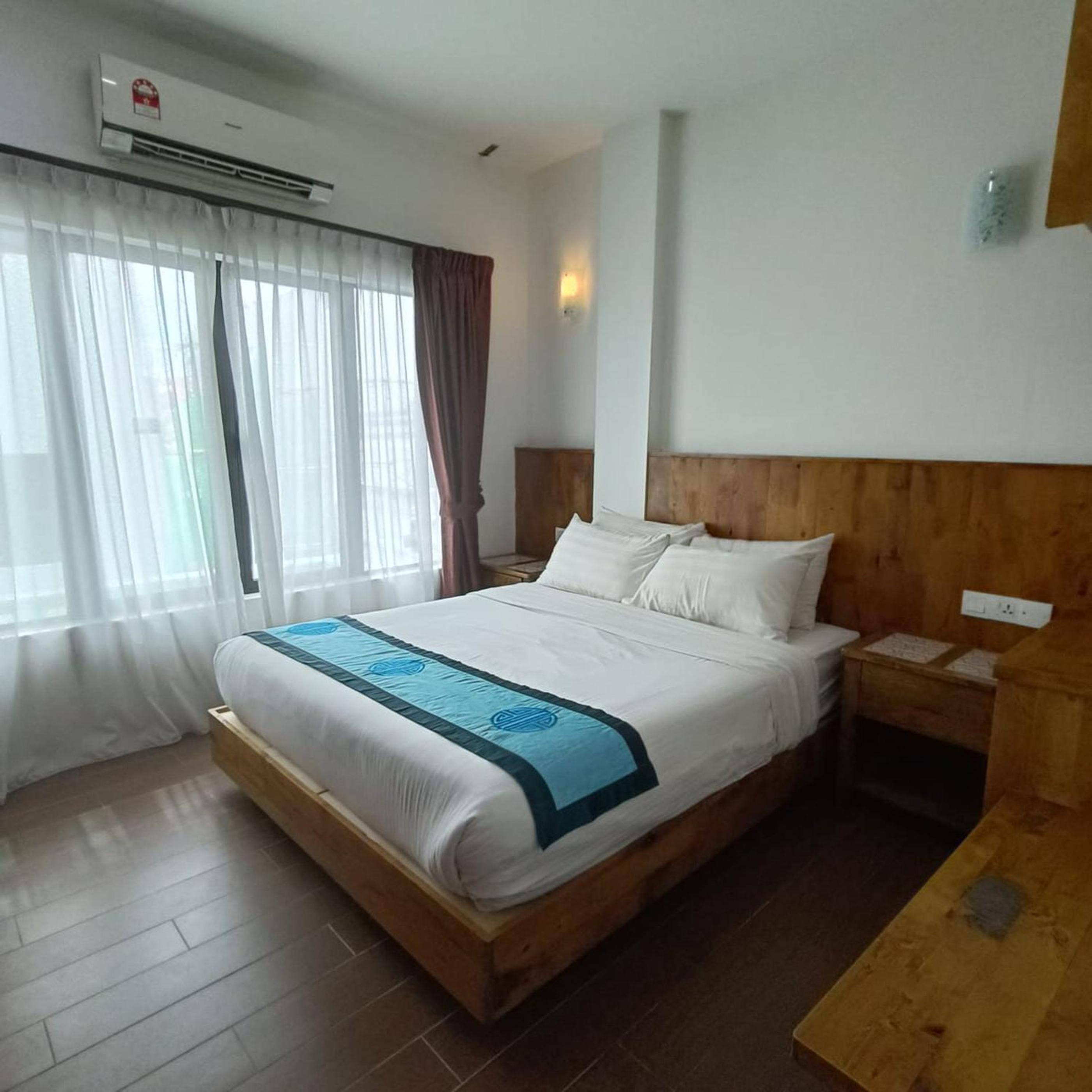 Deluxe Queen Room