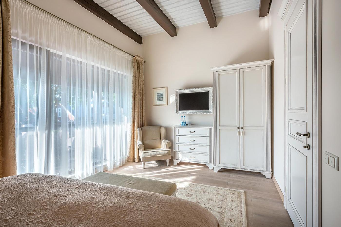 Luxury Family Suite - Photo 12