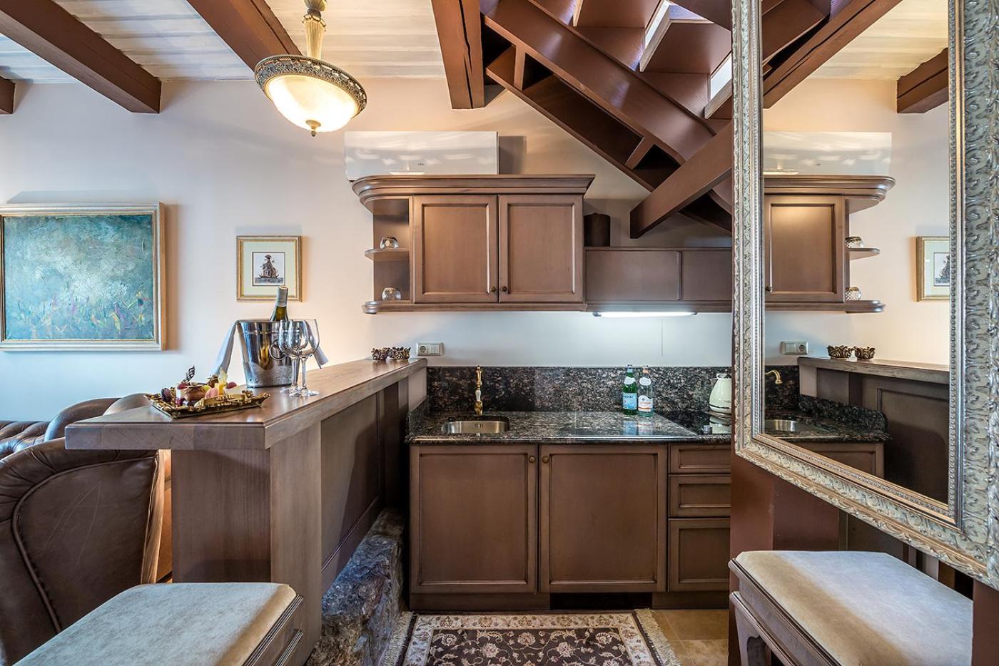 Luxury Suite - Photo 13