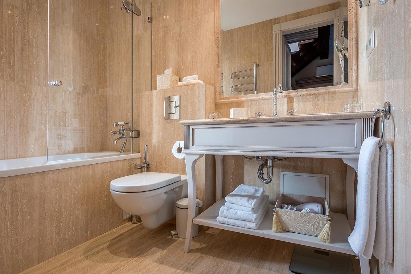 Luxury Suite - Photo 8