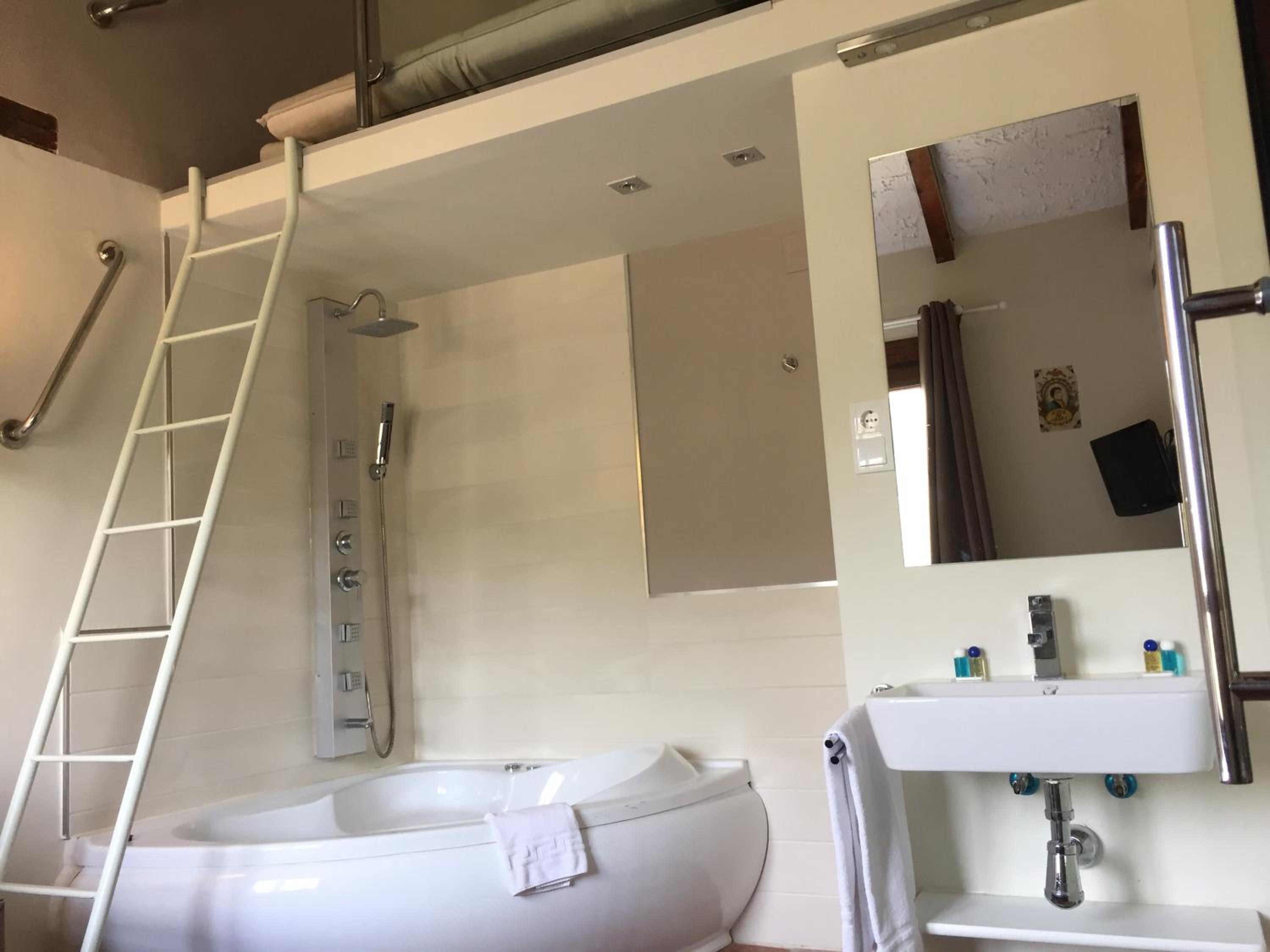 Deluxe Apartment with Views - Photo 2