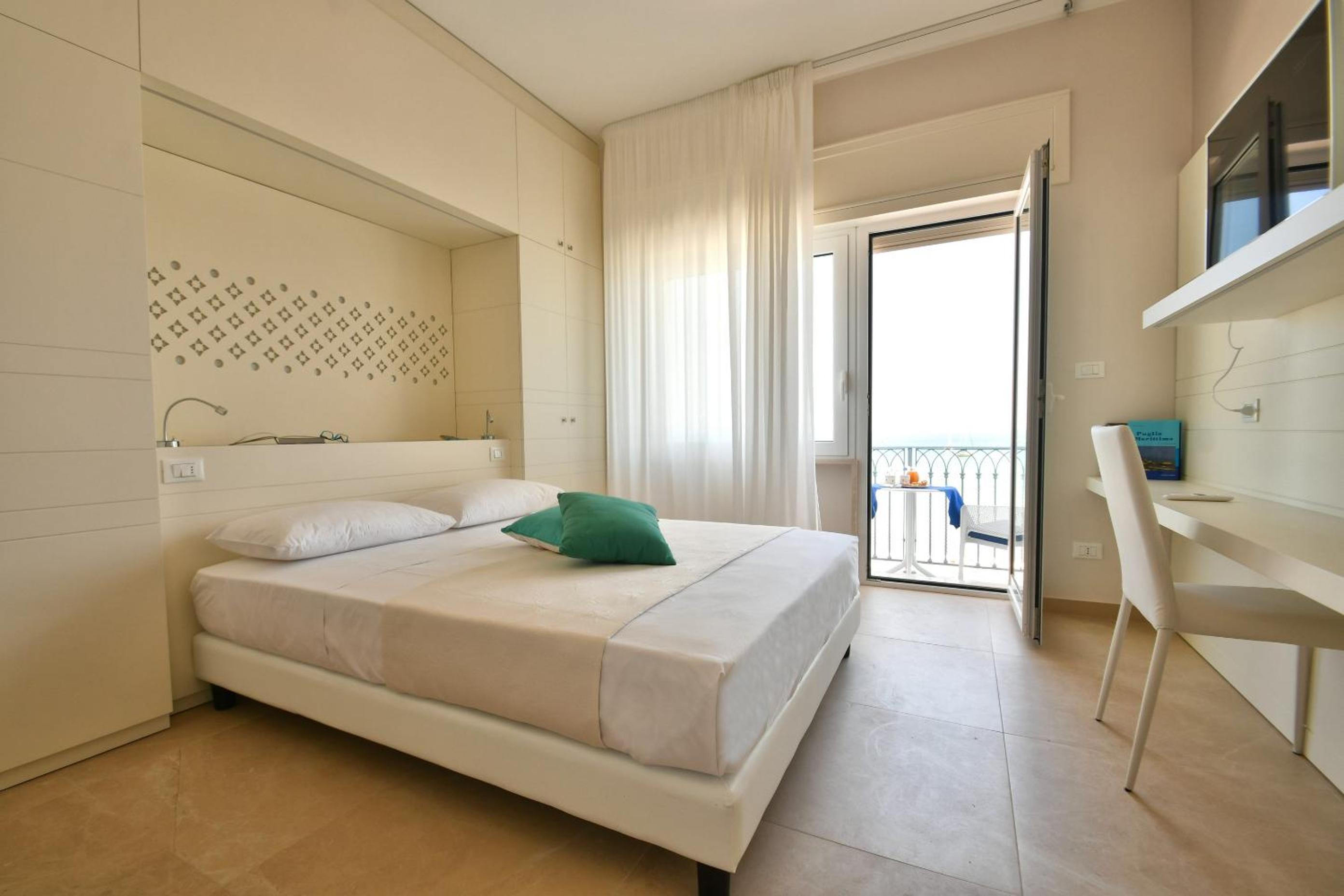 Deluxe Double Room with Balcony and Sea View