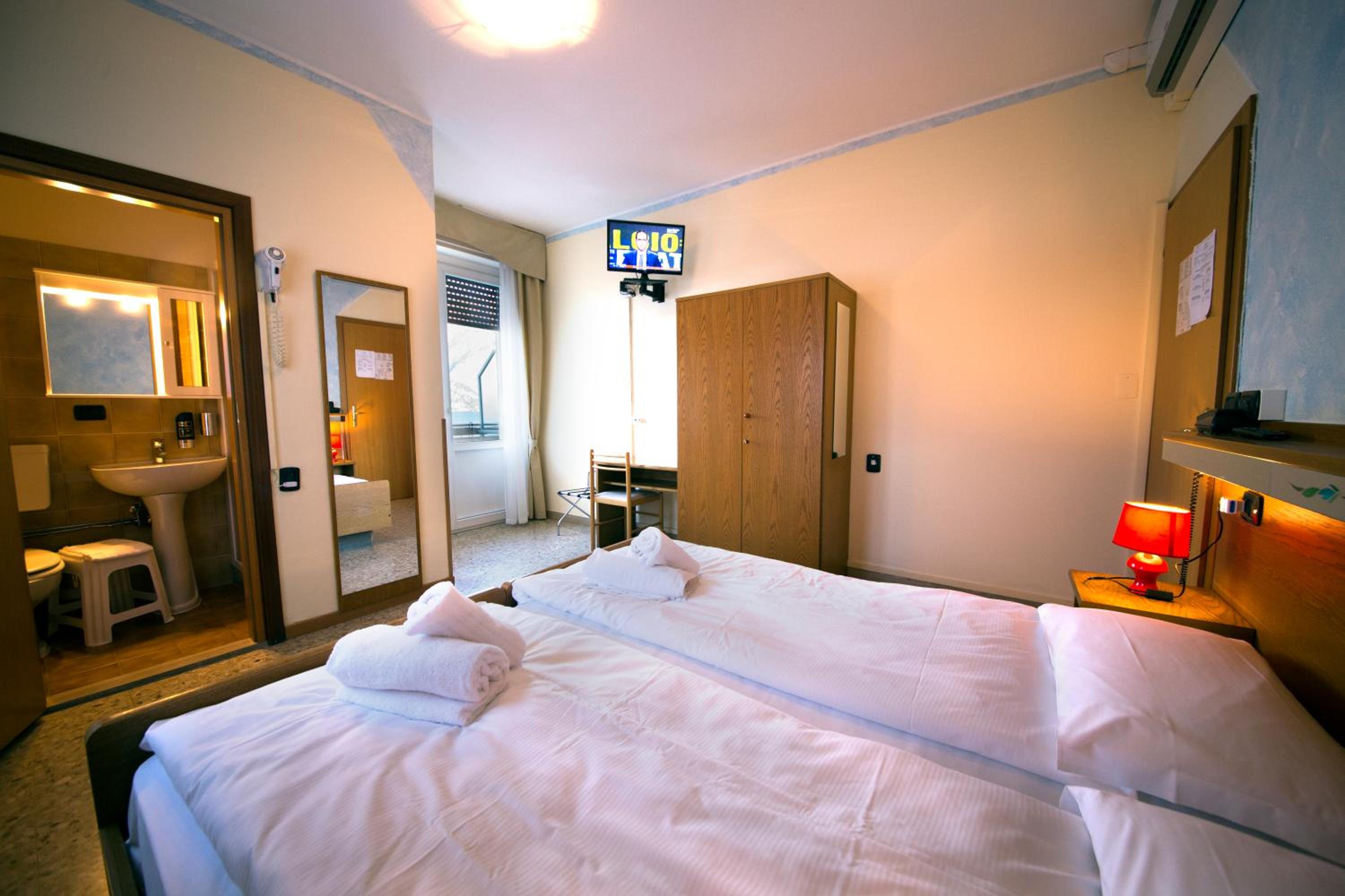 Double Room with Lake View - Photo 2