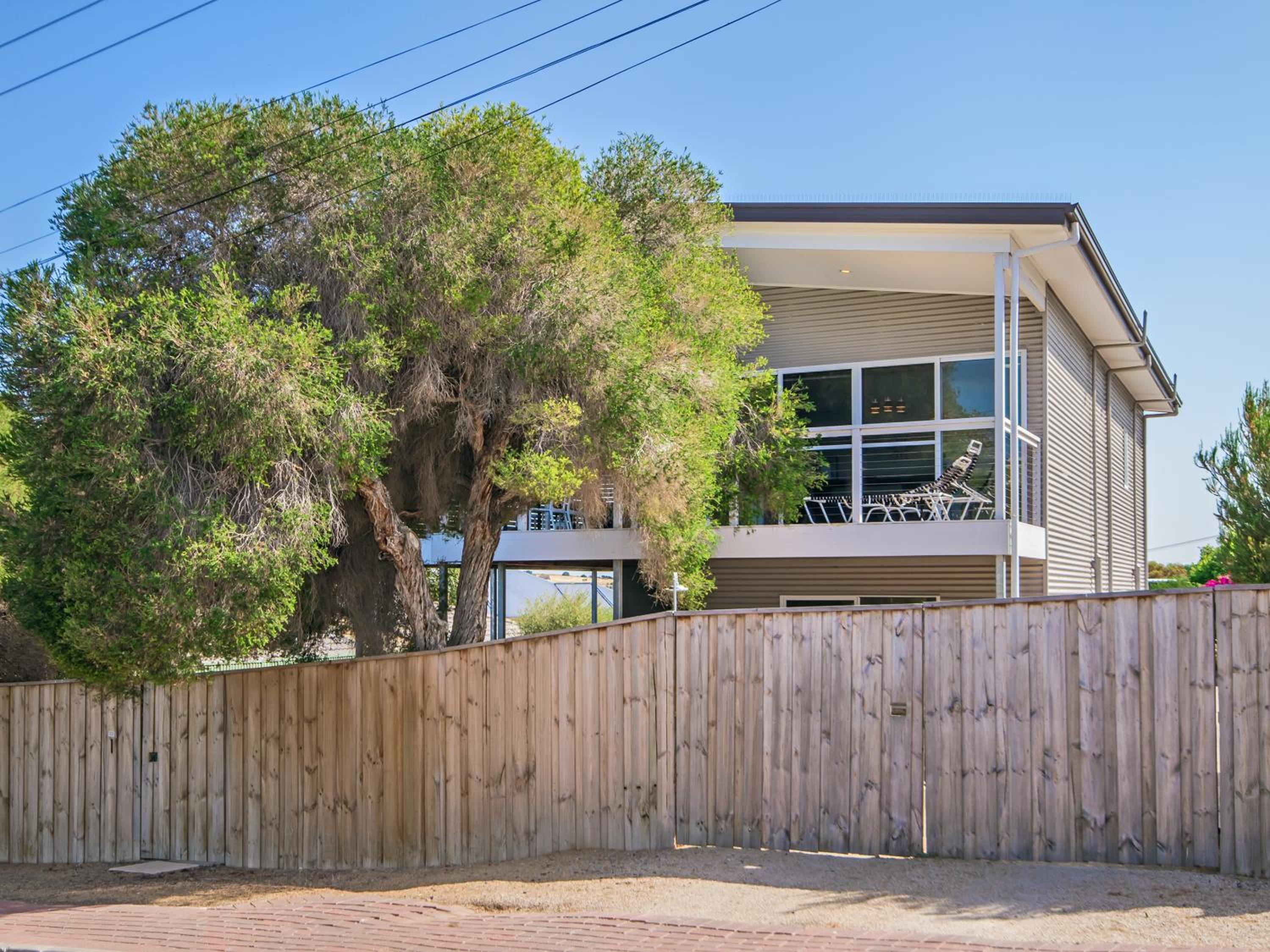 Three-Bedroom House photo 3