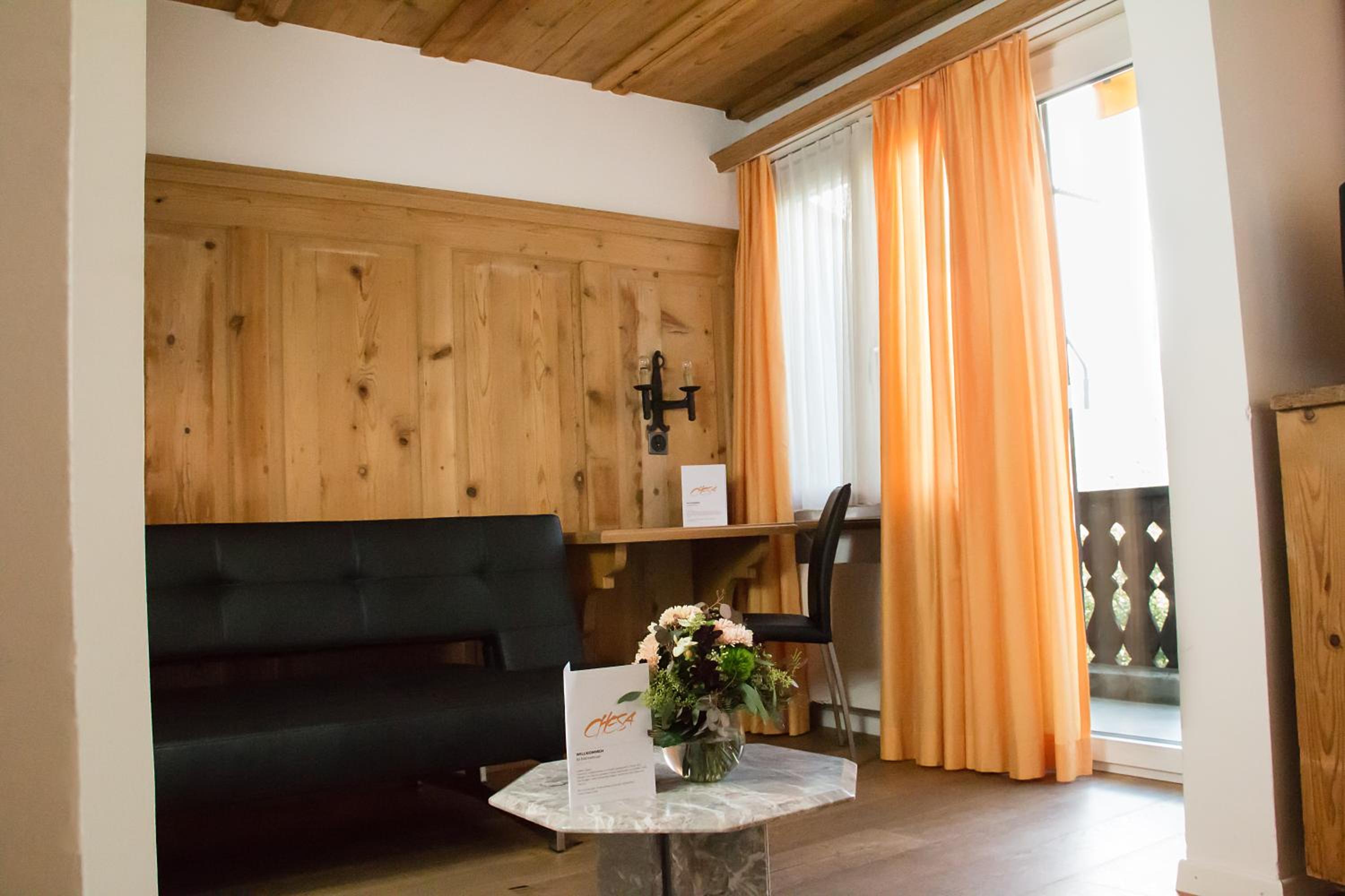 Deluxe Double Room with Balcony - Photo 8