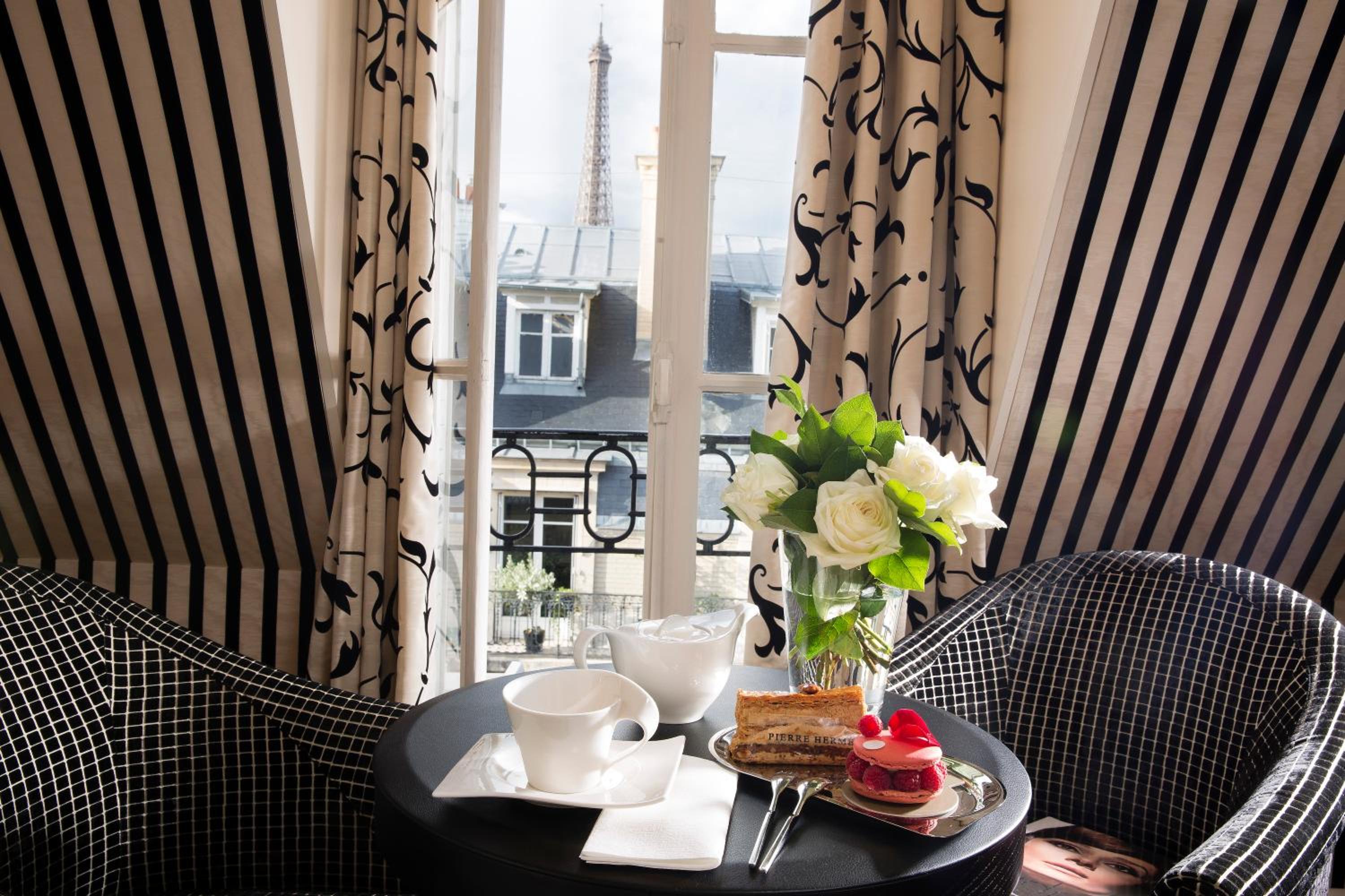 Junior Suite with View of the Eiffel Tower