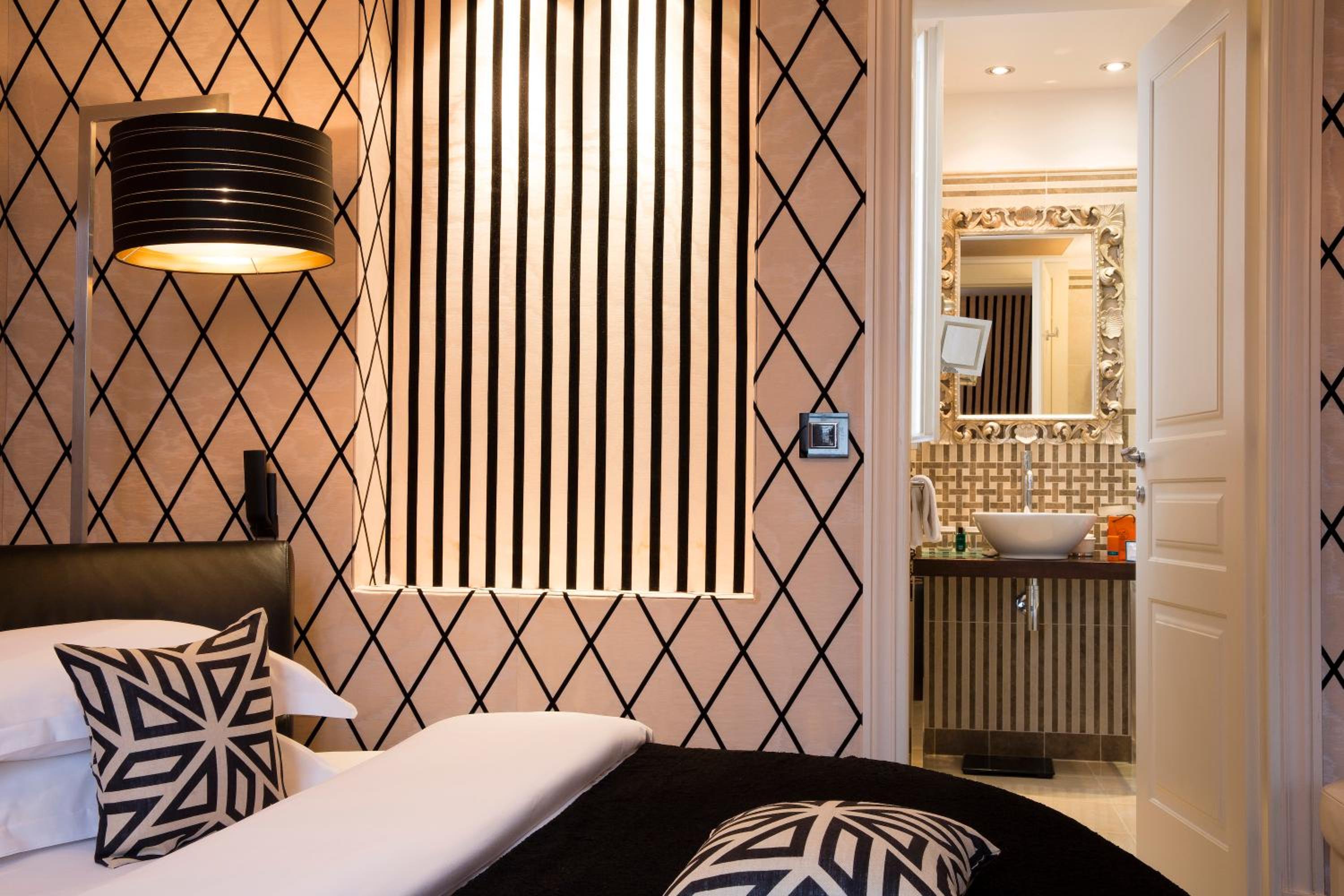 Junior Suite with View of the Eiffel Tower thumbnail 5