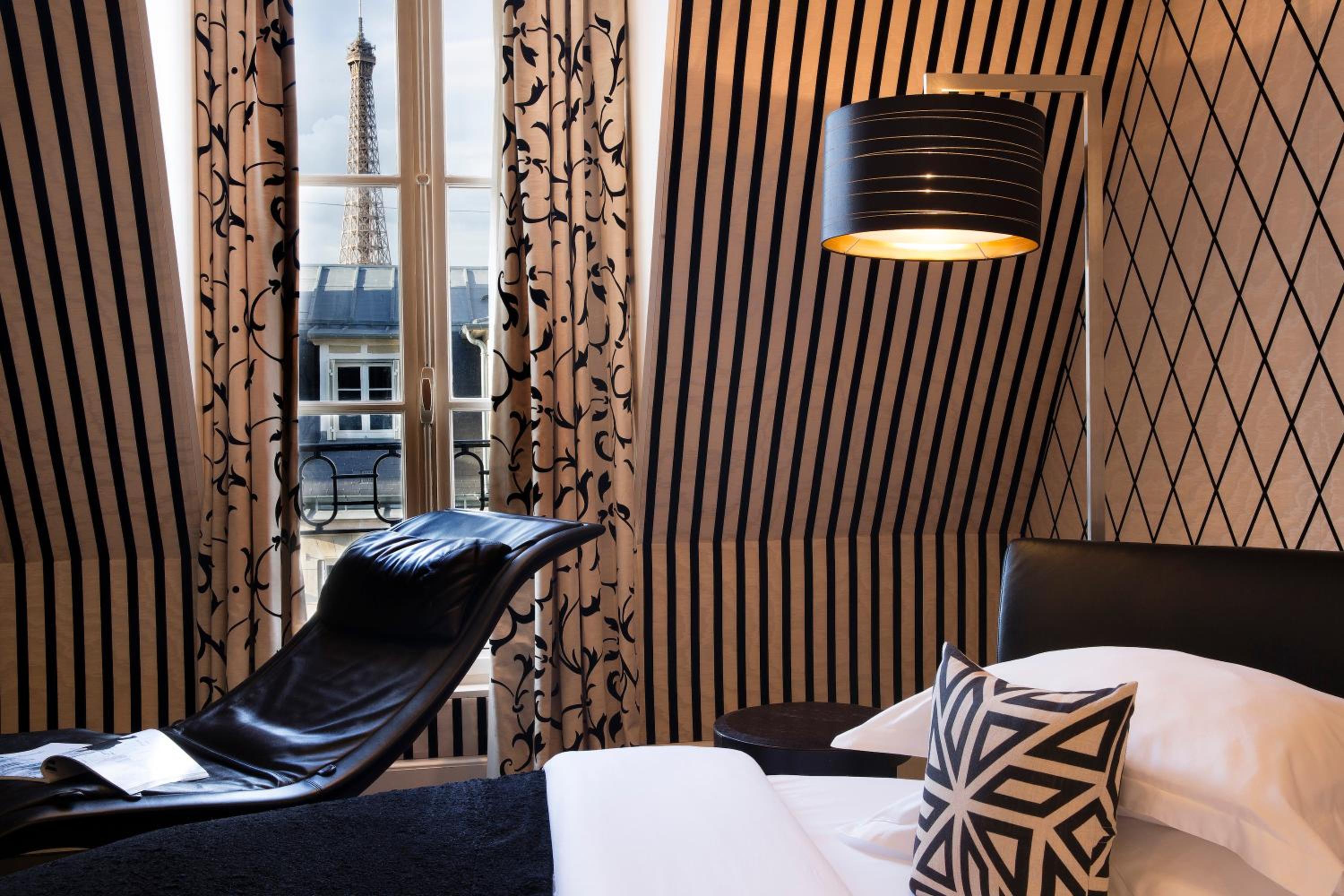 Junior Suite with View of the Eiffel Tower