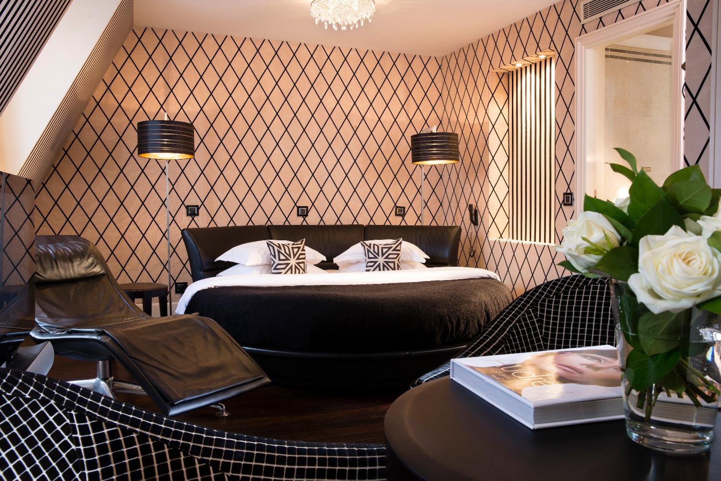 Junior Suite with View of the Eiffel Tower thumbnail 5