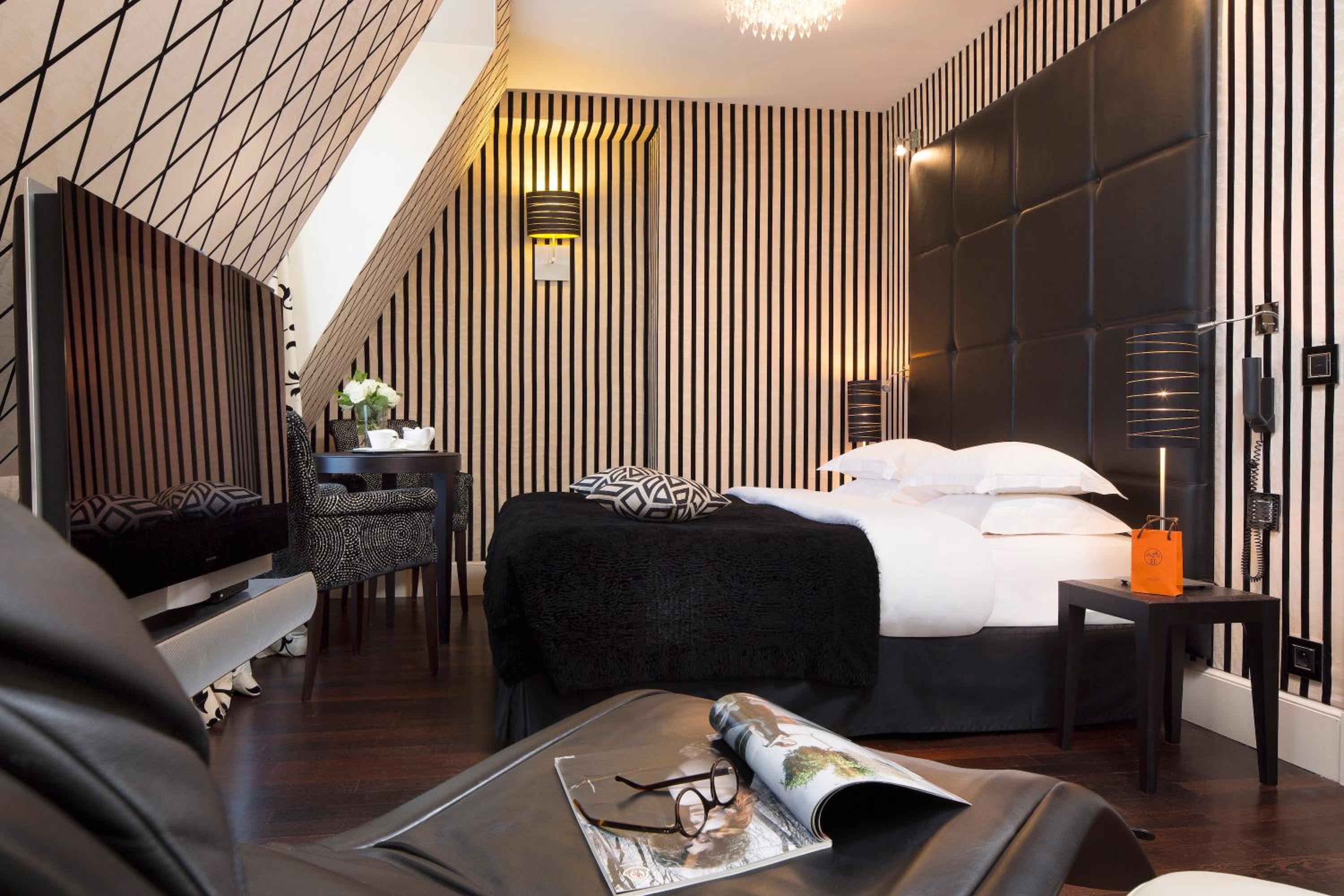 Junior Suite with View of the Eiffel Tower