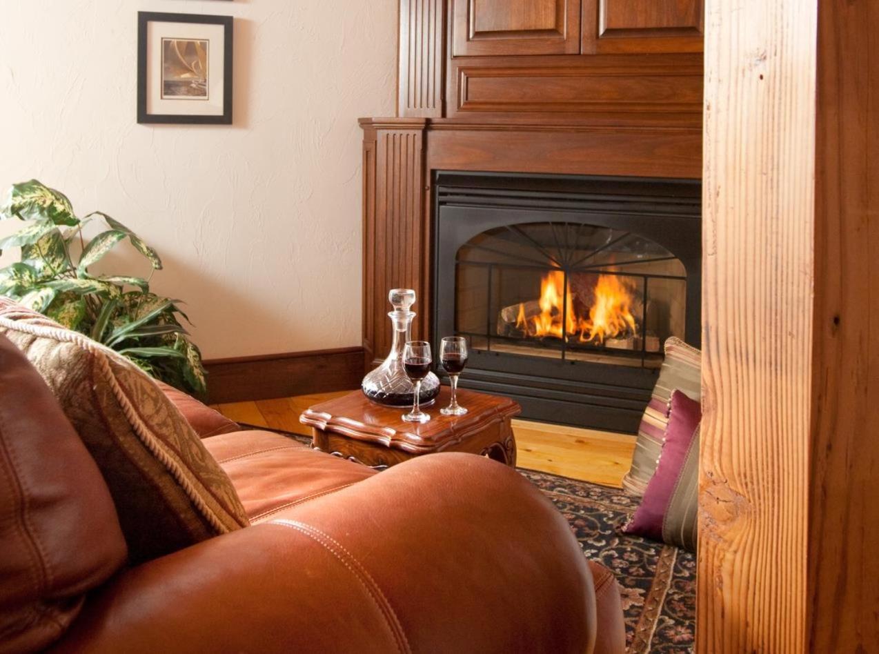 King Room with Jacuzzi Tub and TV and Gas Fireplace photo 3
