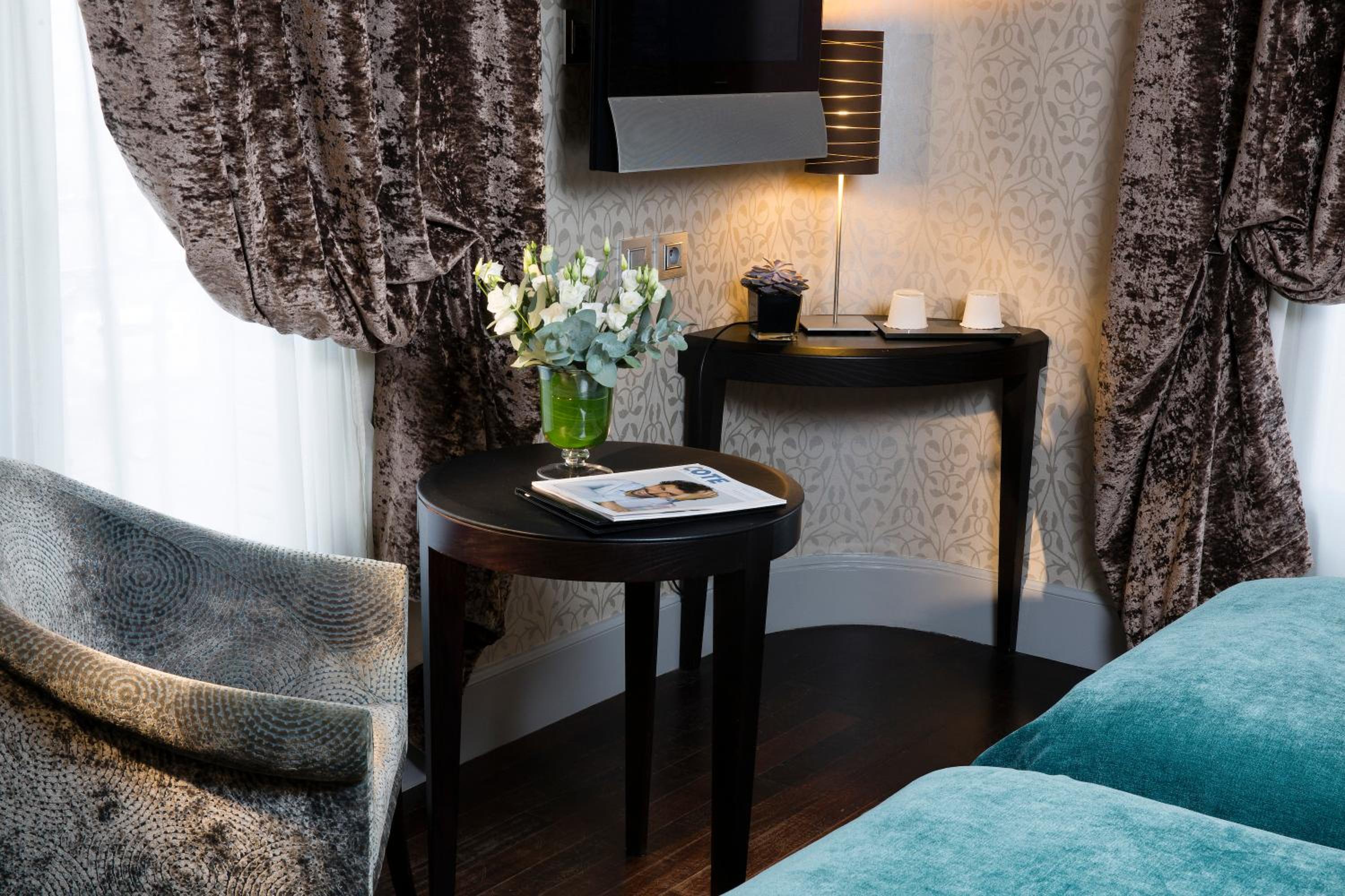 Superior Twin Room thumbnail 5