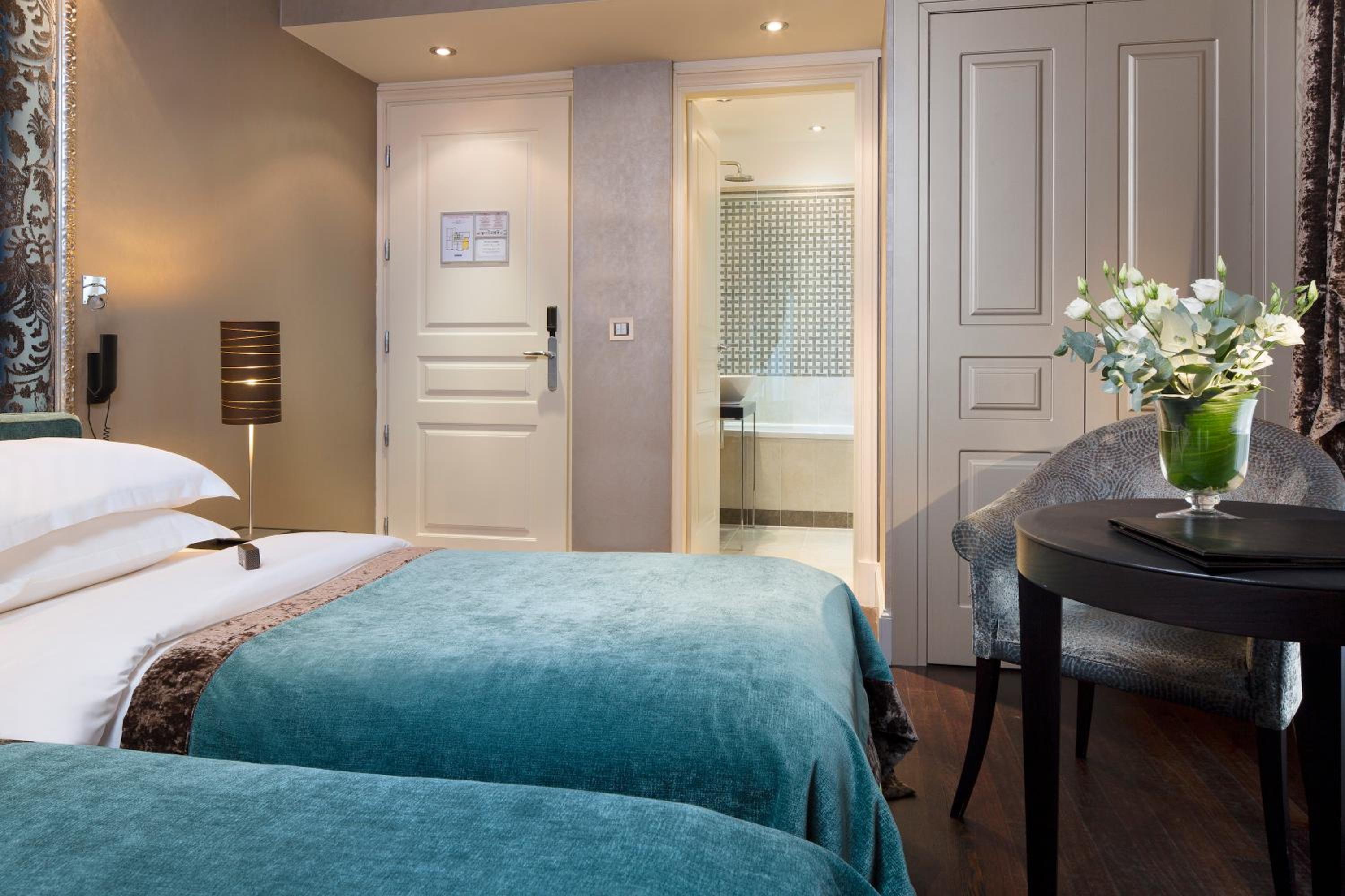 Superior Twin Room thumbnail 6
