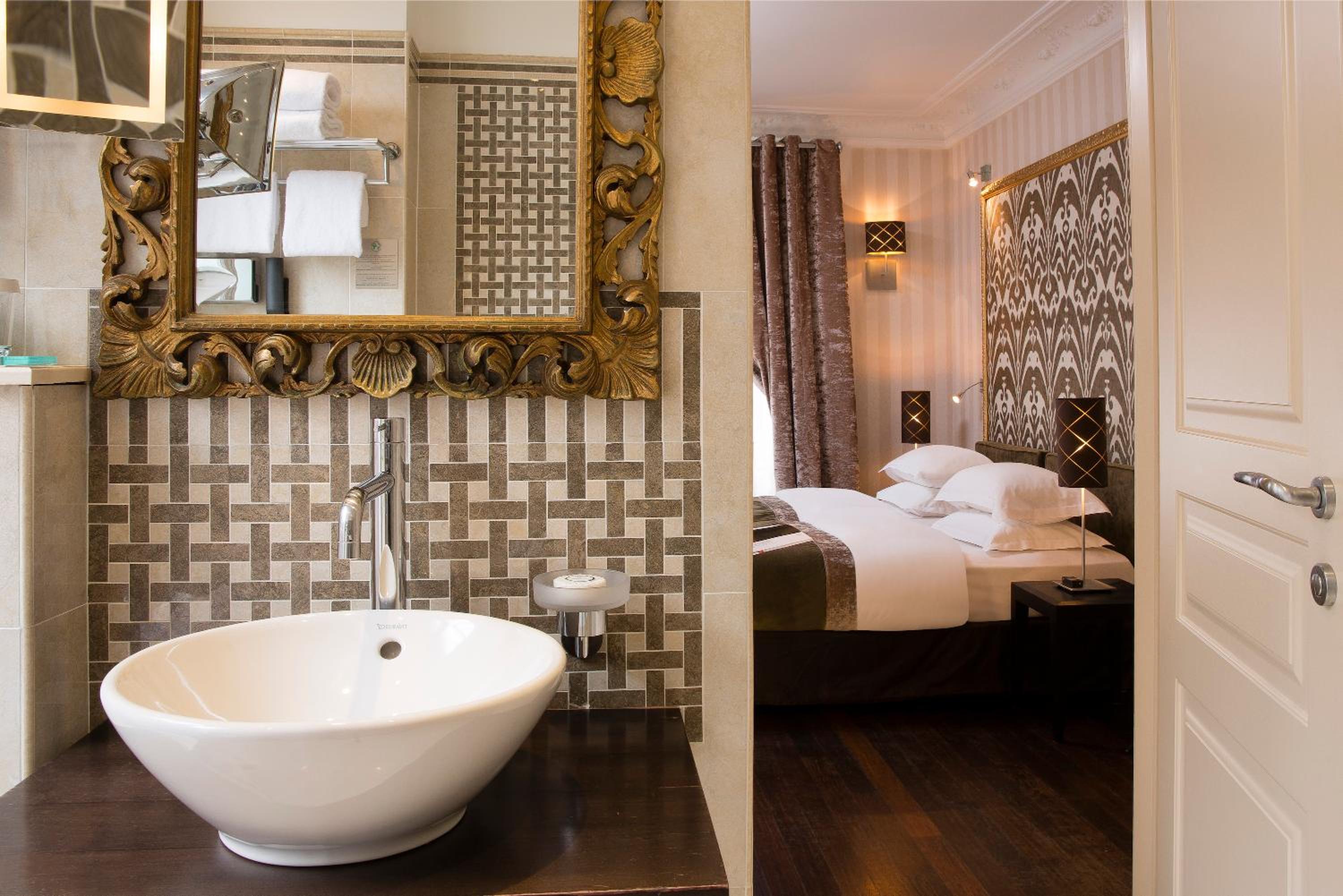 Superior Twin Room thumbnail 5