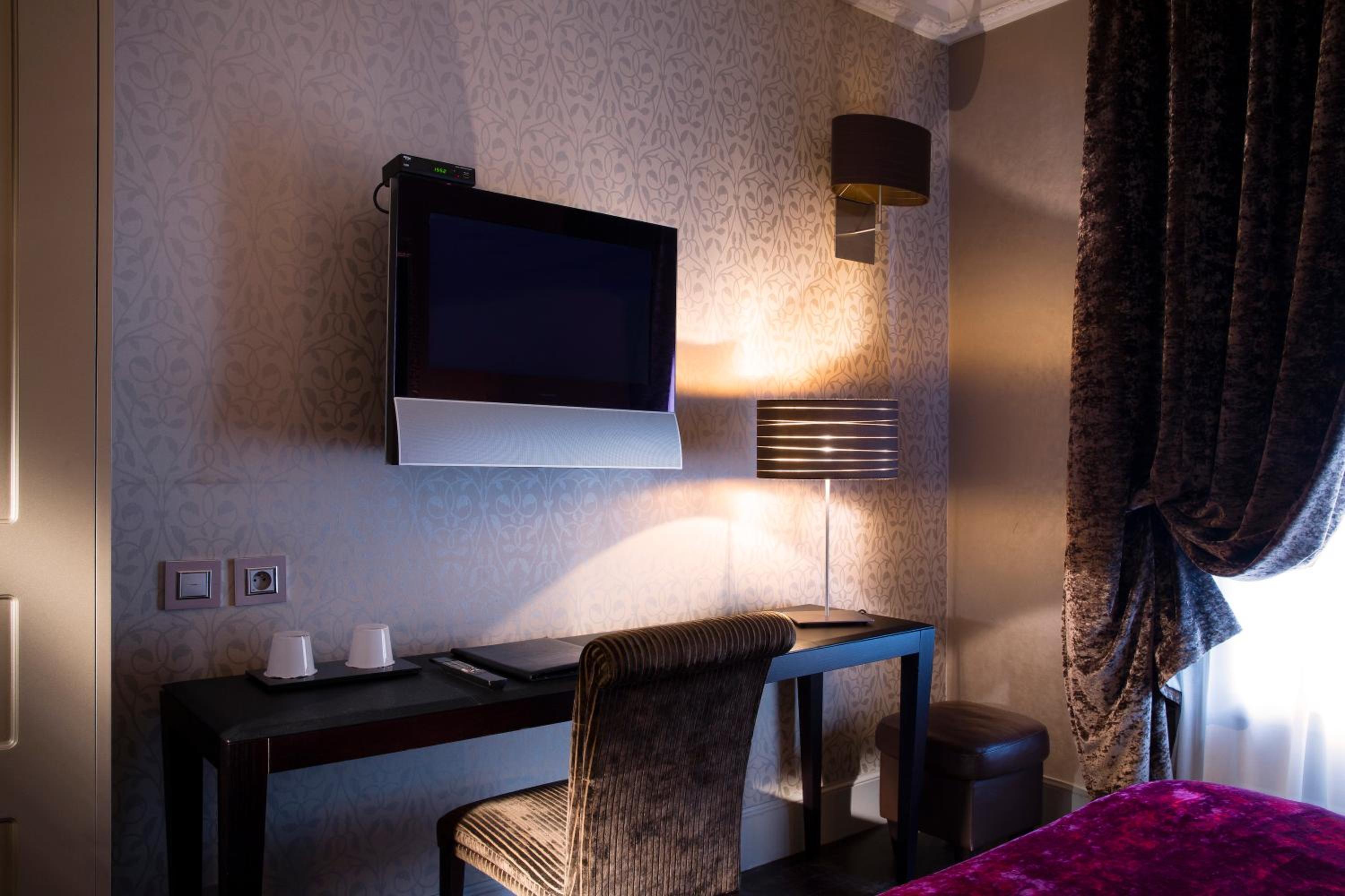 Deluxe Room thumbnail 5