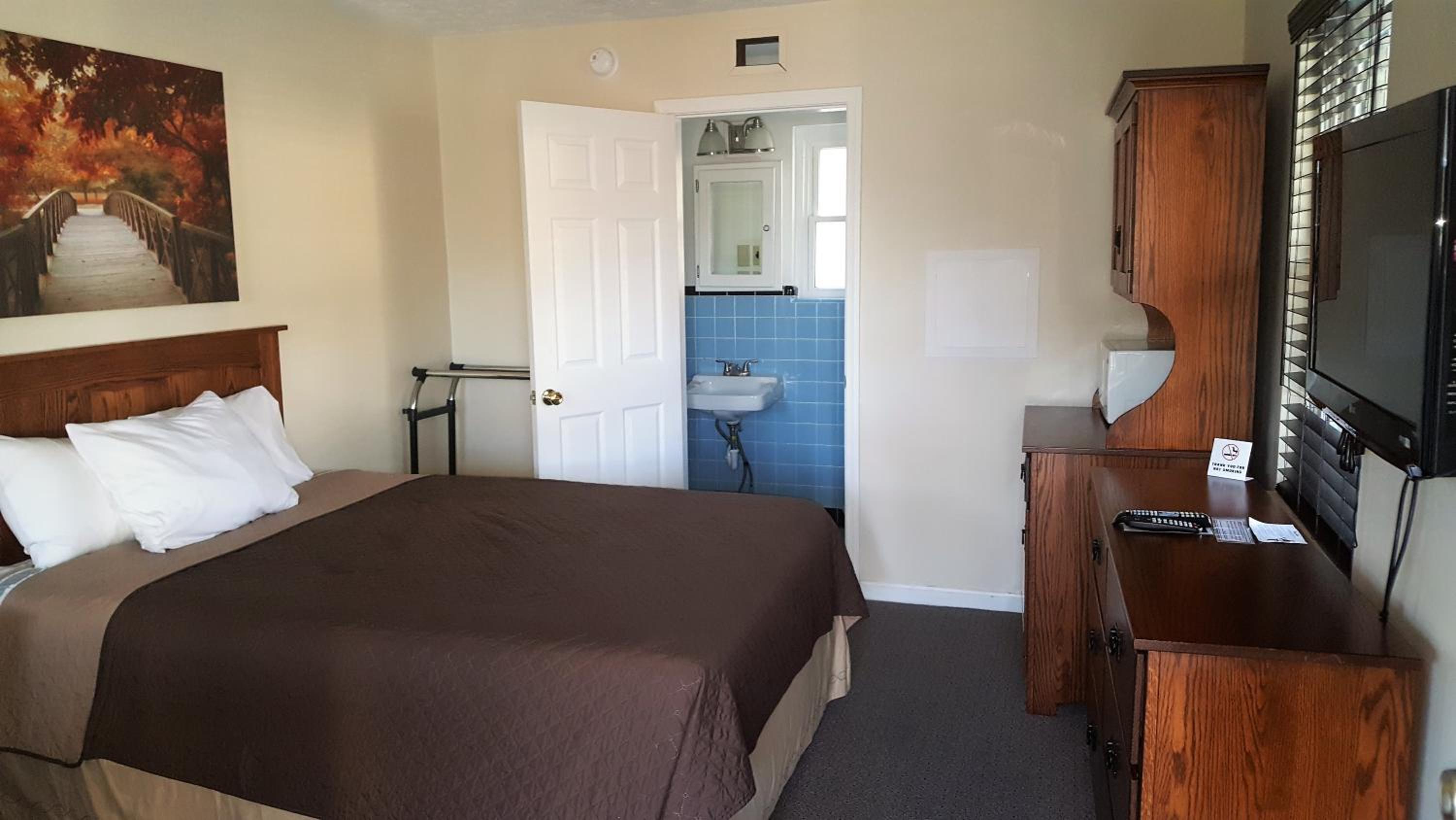 Standard Queen Room photo 3
