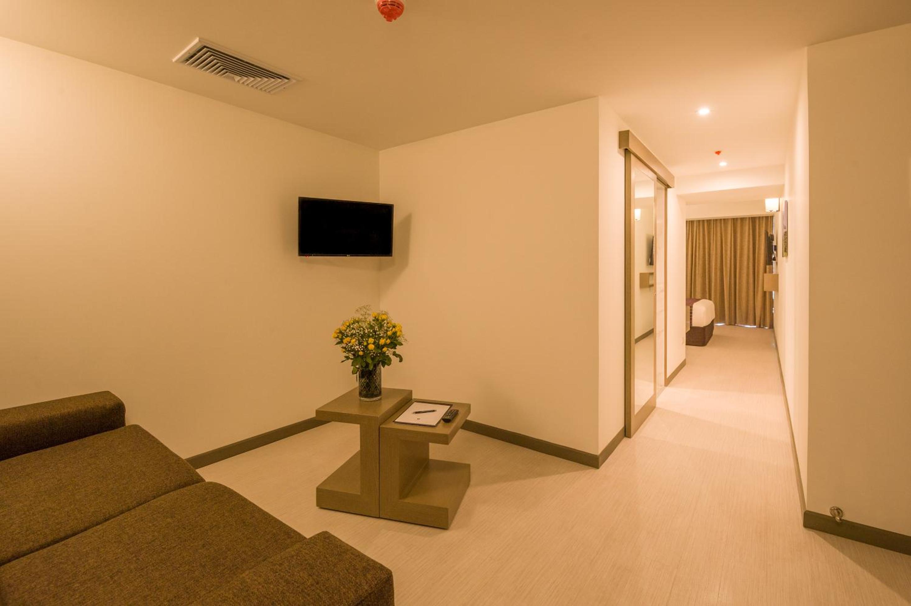Junior Suite Twin with Partial Ocean View photo 2