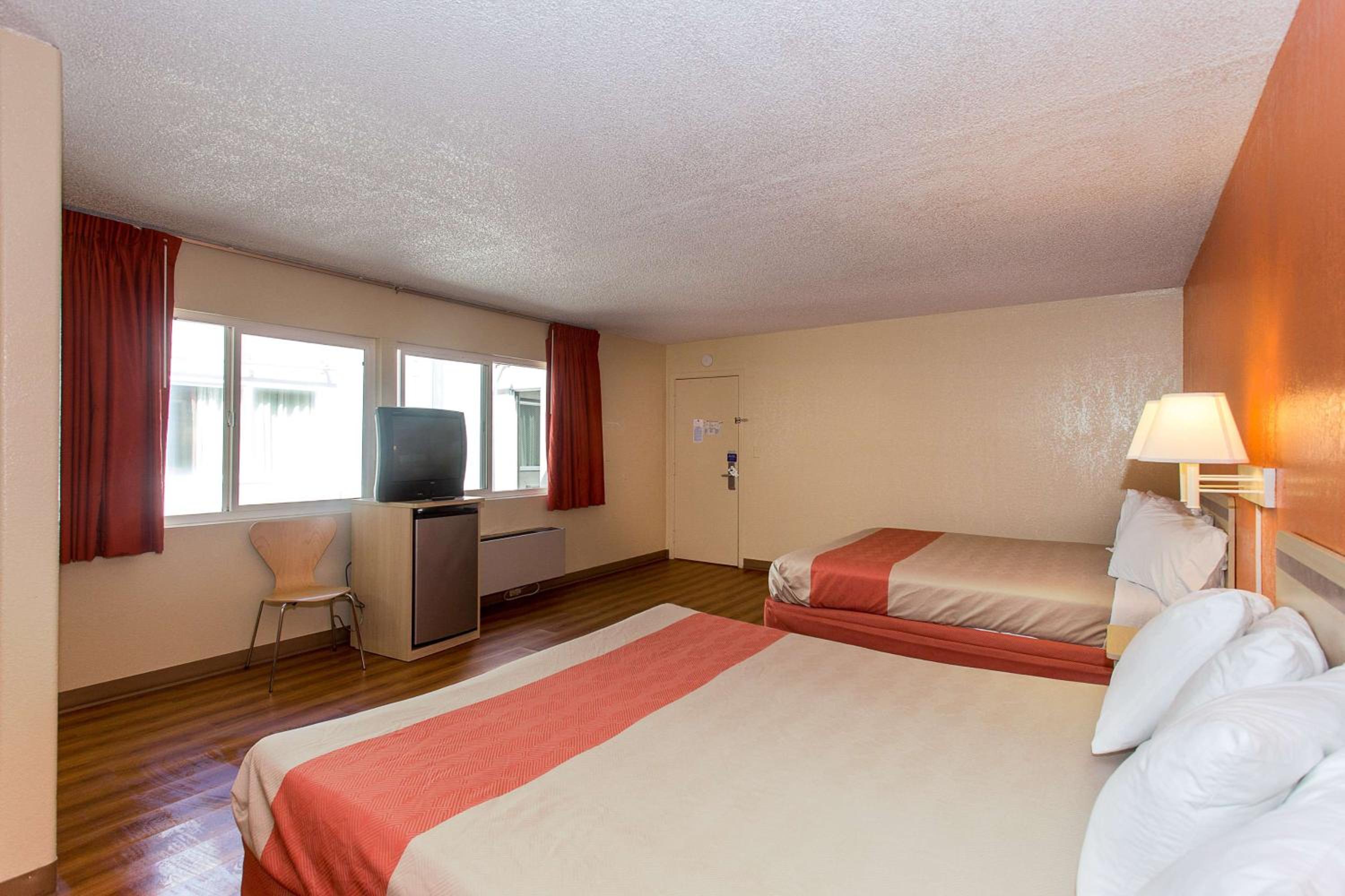 Queen Room with Two Queen Beds - Non-Smoking - Photo 6