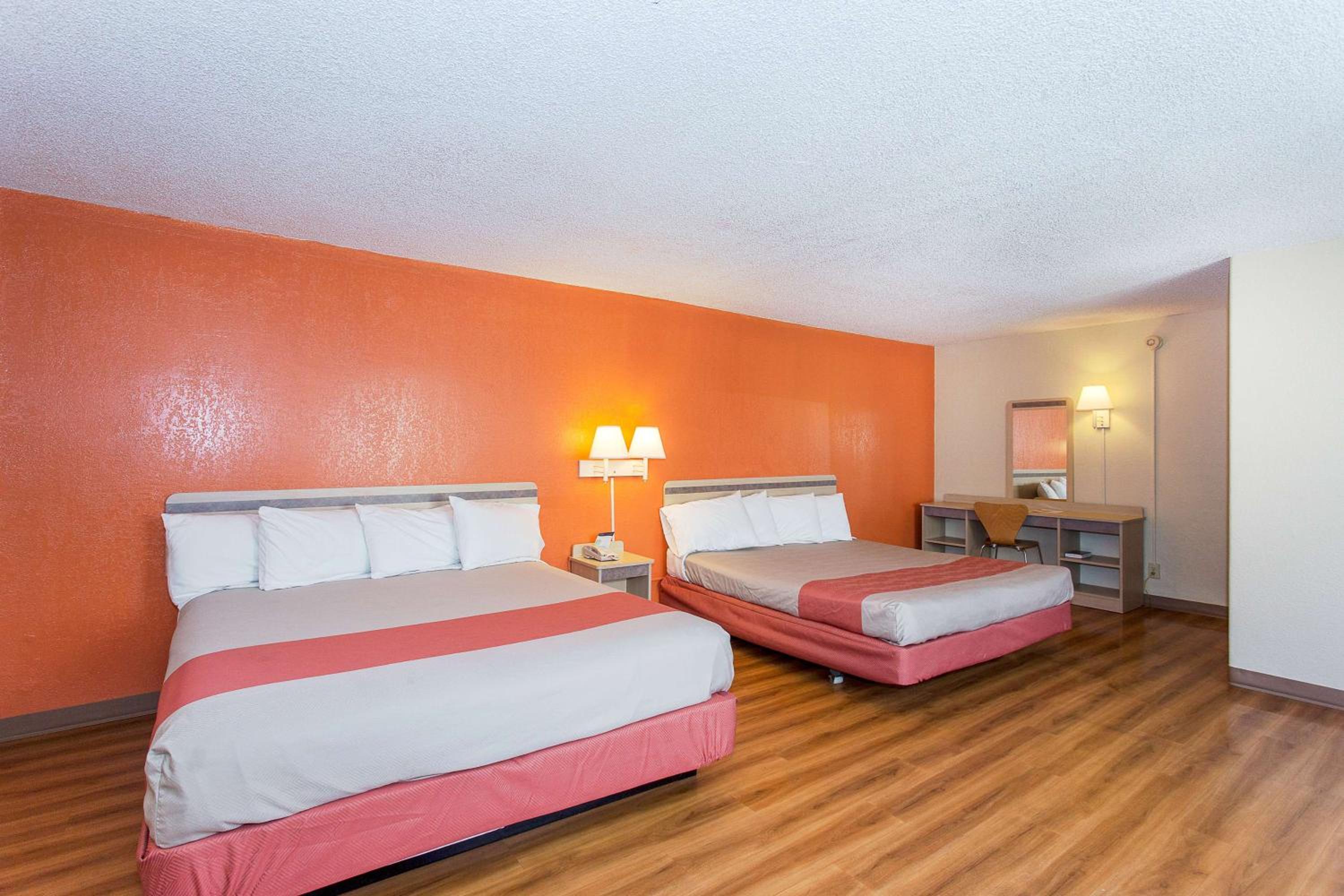 King Room with Two King Beds - Non-Smoking - Photo 5