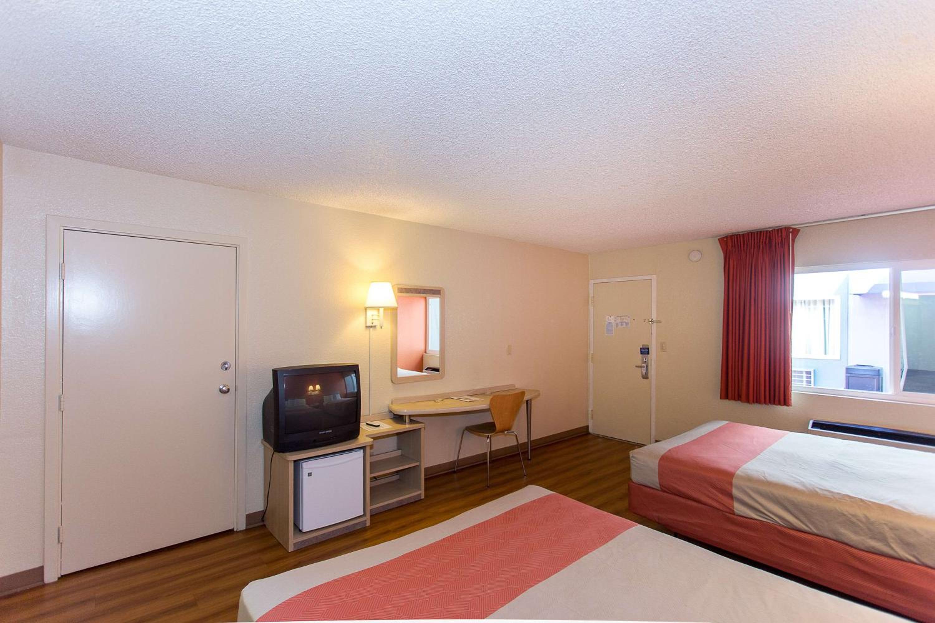 Queen Room with Two Queen Beds - Non-Smoking - Photo 2
