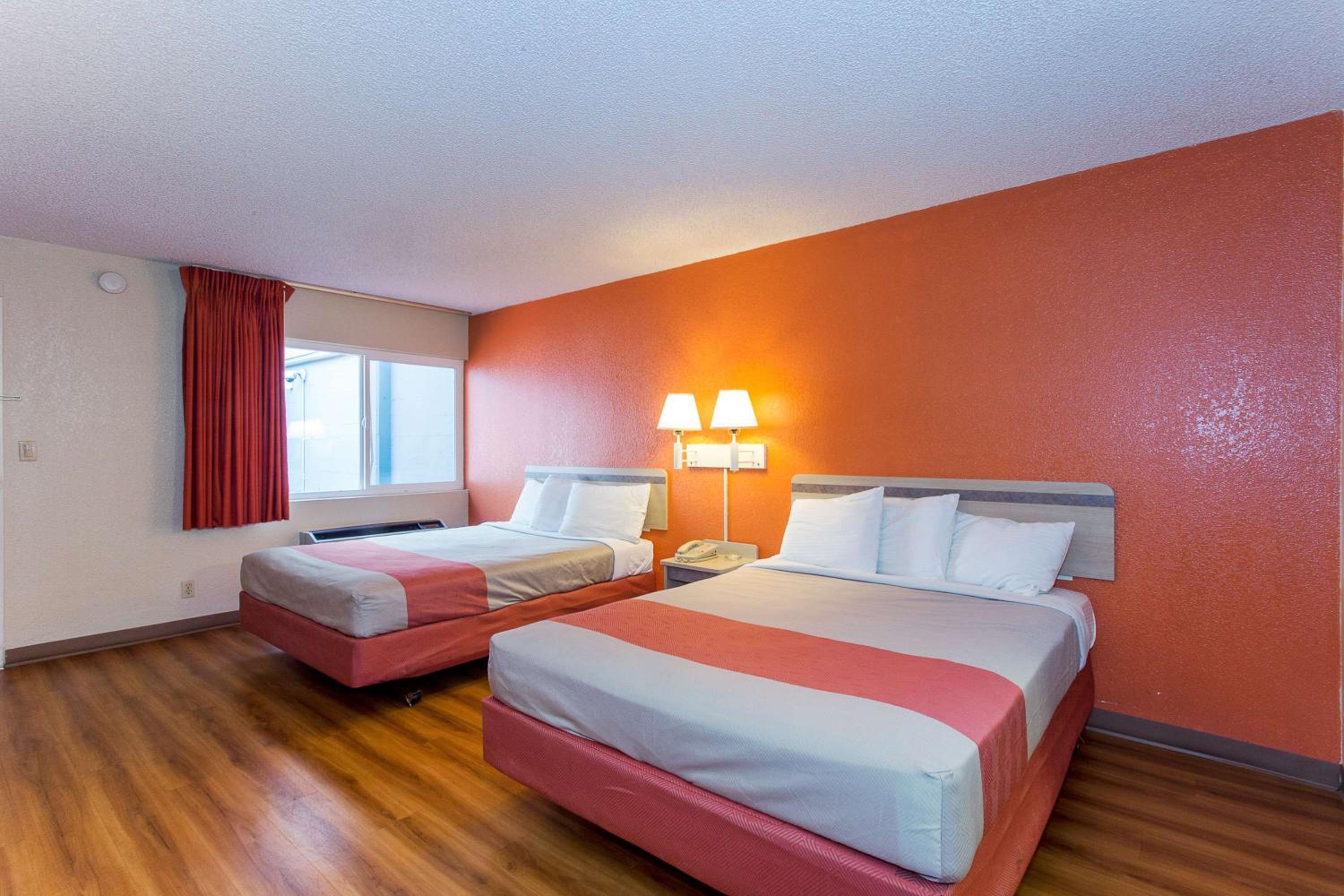 Queen Room with Two Queen Beds - Non-Smoking - Photo 3