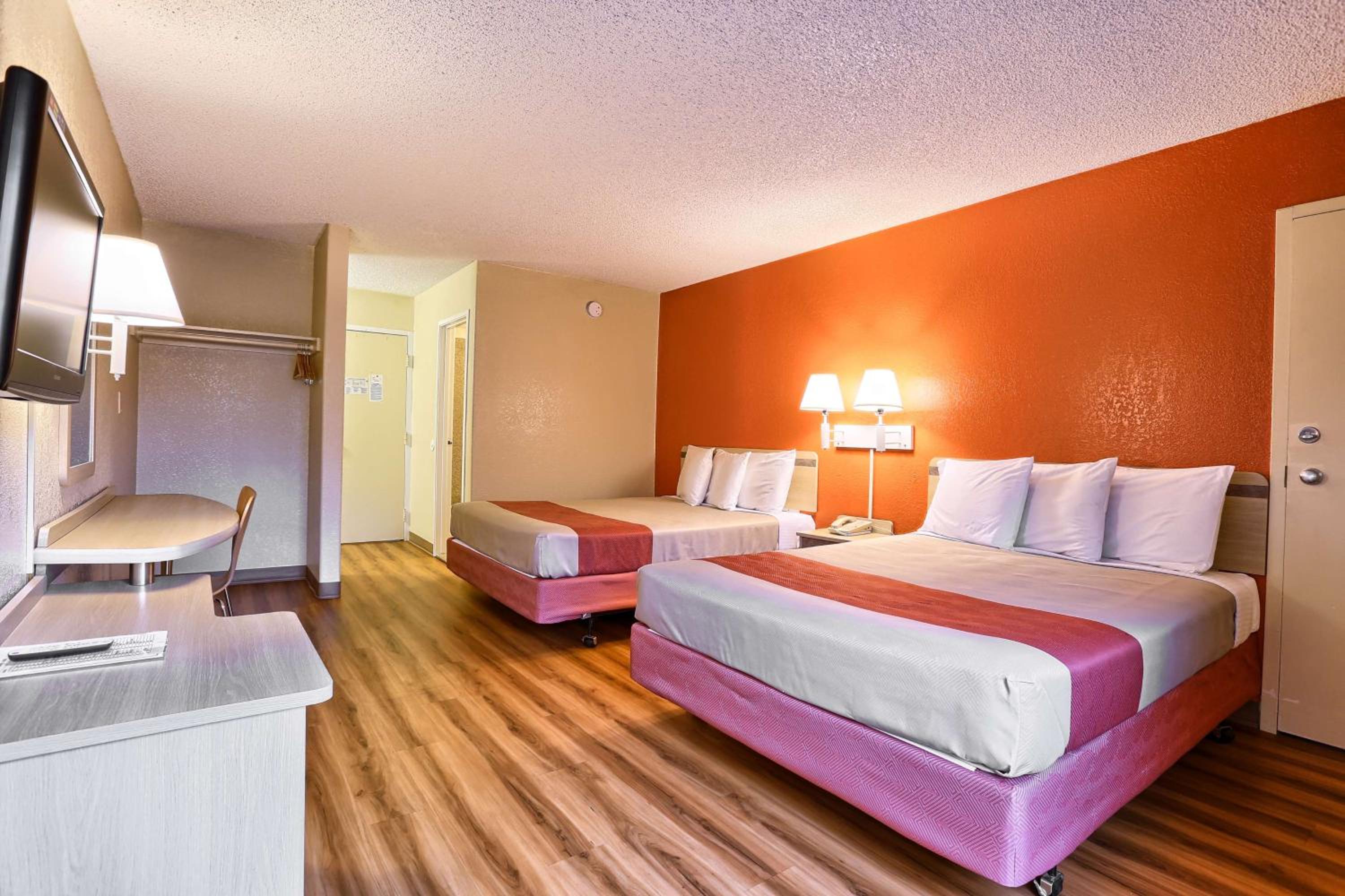 Queen Room with Two Queen Beds - Non-Smoking - Photo 4