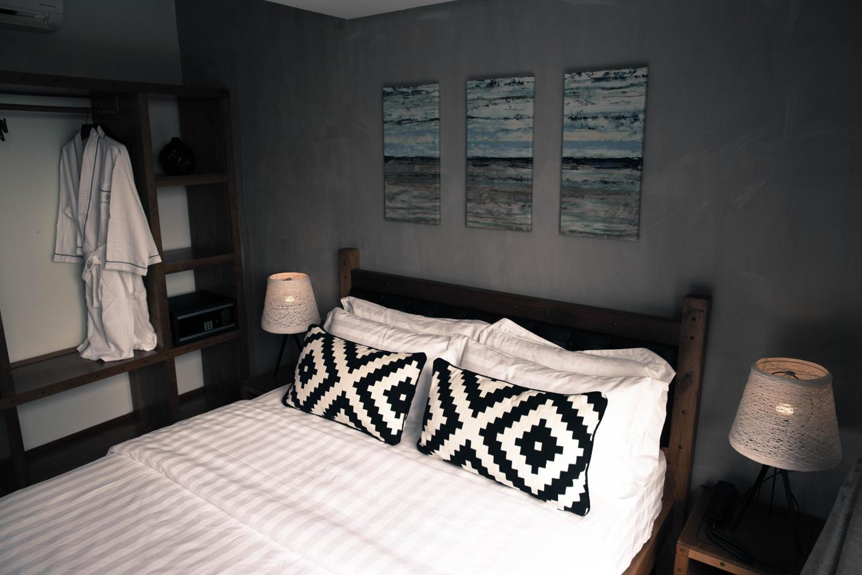 Deluxe Double Room With Balcony - Photo 10