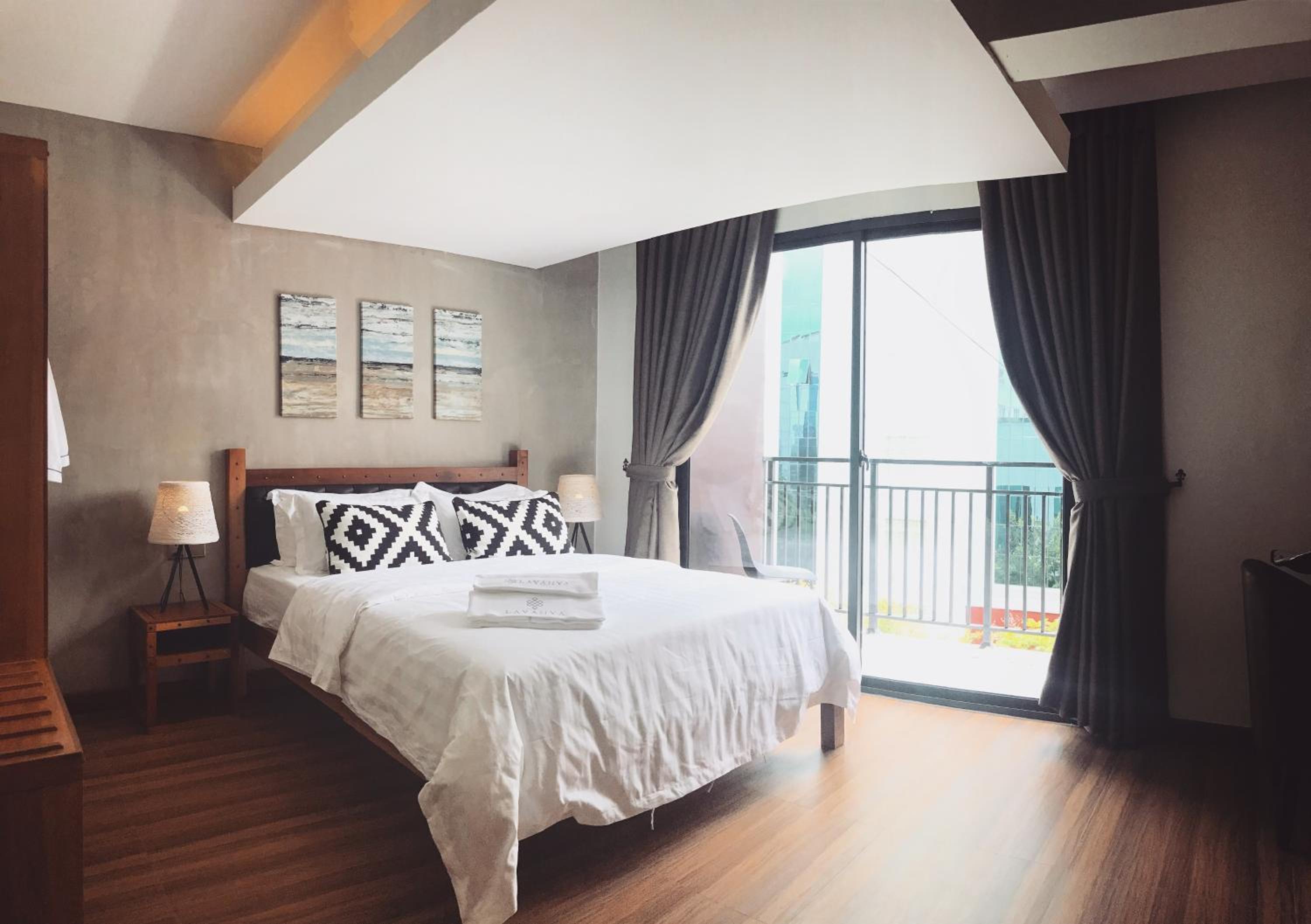 Deluxe Double Room With Balcony - Photo 4